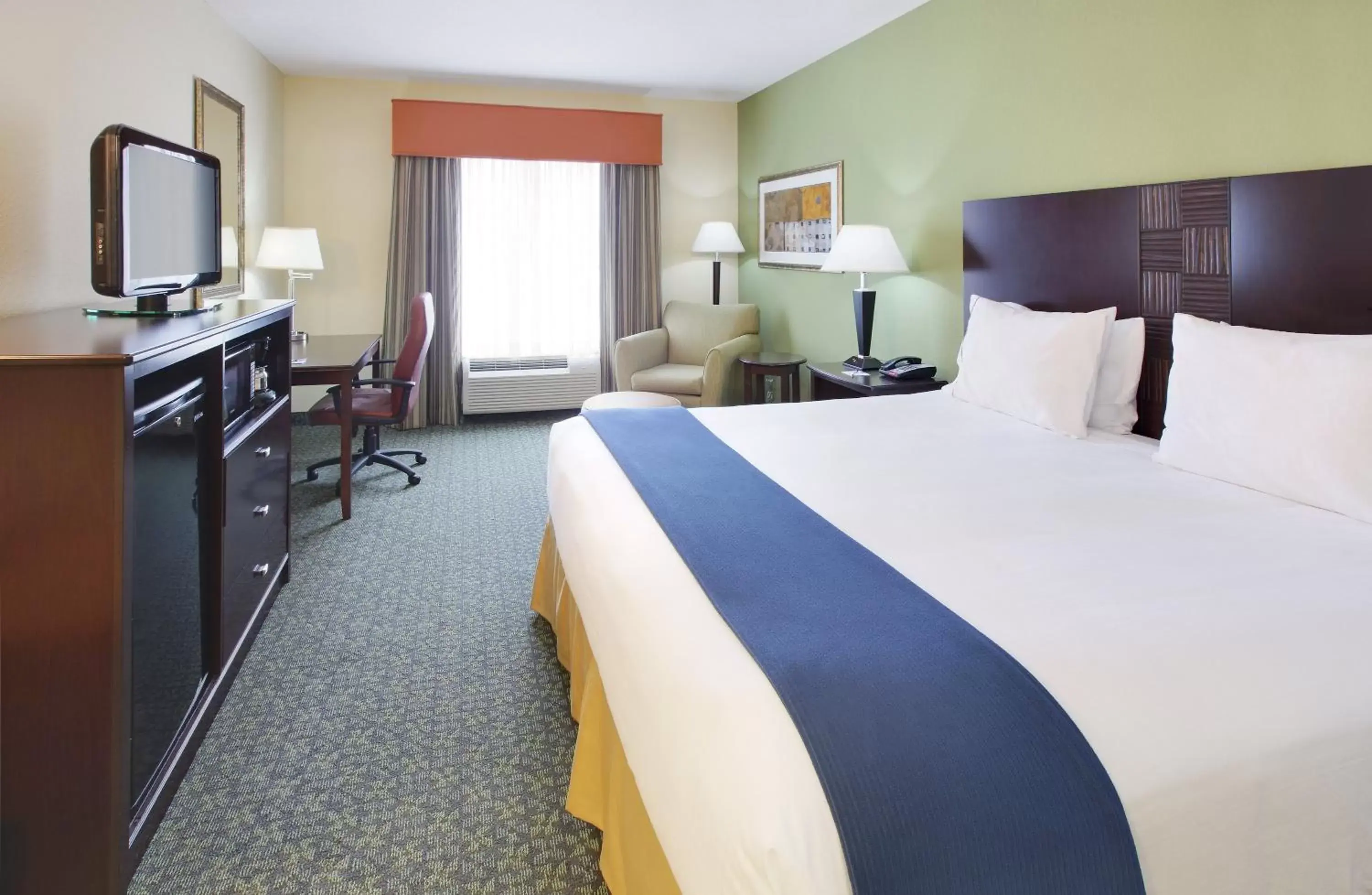 Photo of the whole room, Bed in Holiday Inn Express & Suites Covington, an IHG Hotel