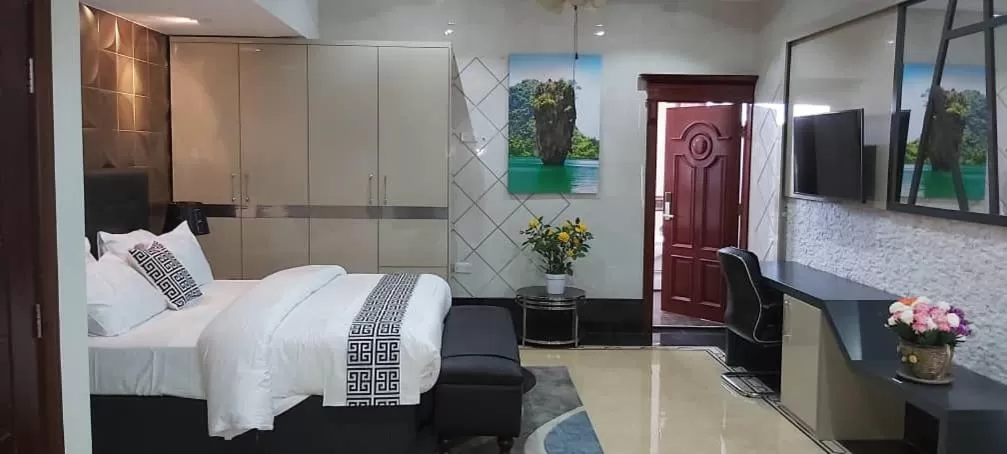 Bed in Lantana Hotel