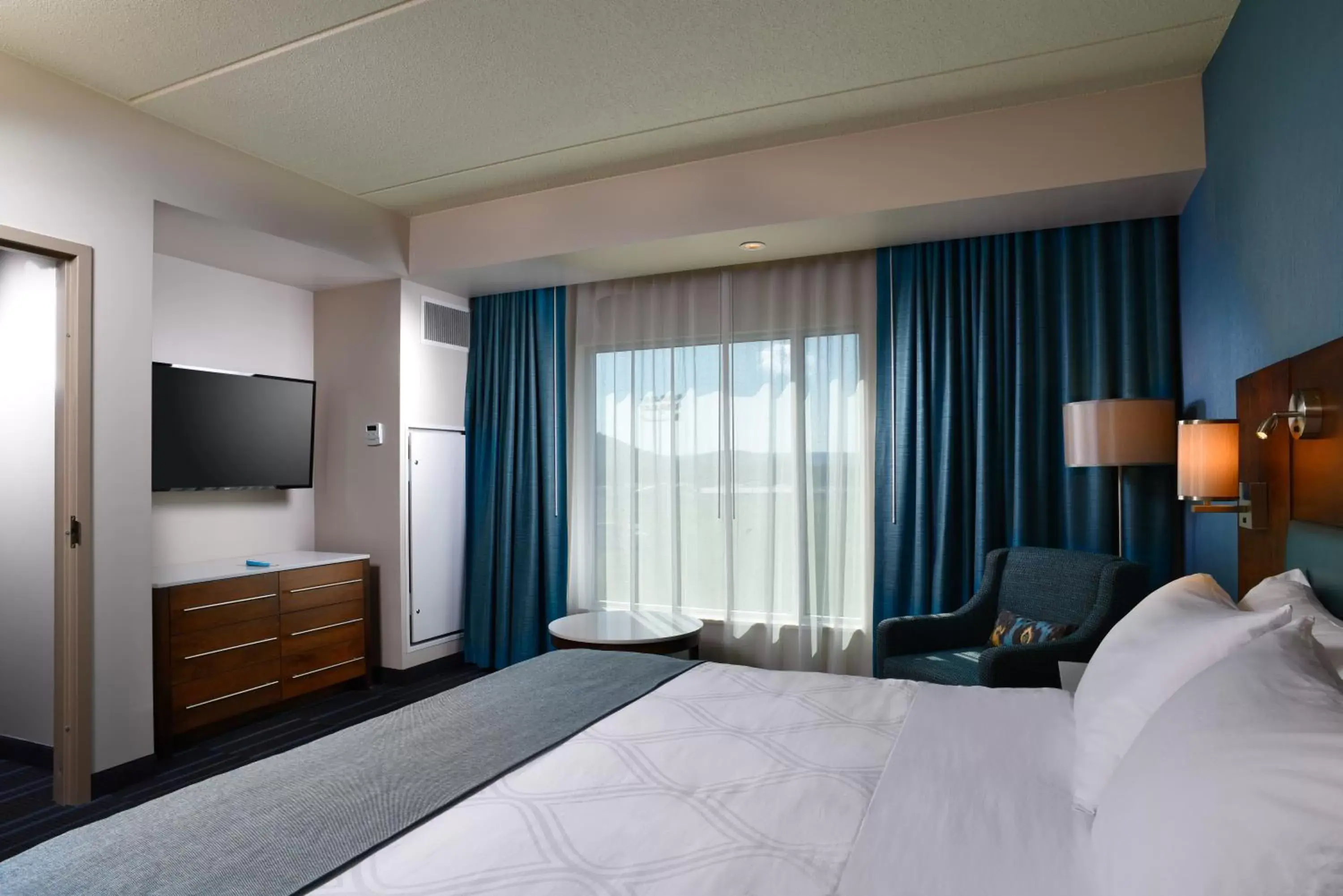 Bedroom, Bed in Tioga Downs Casino and Resort
