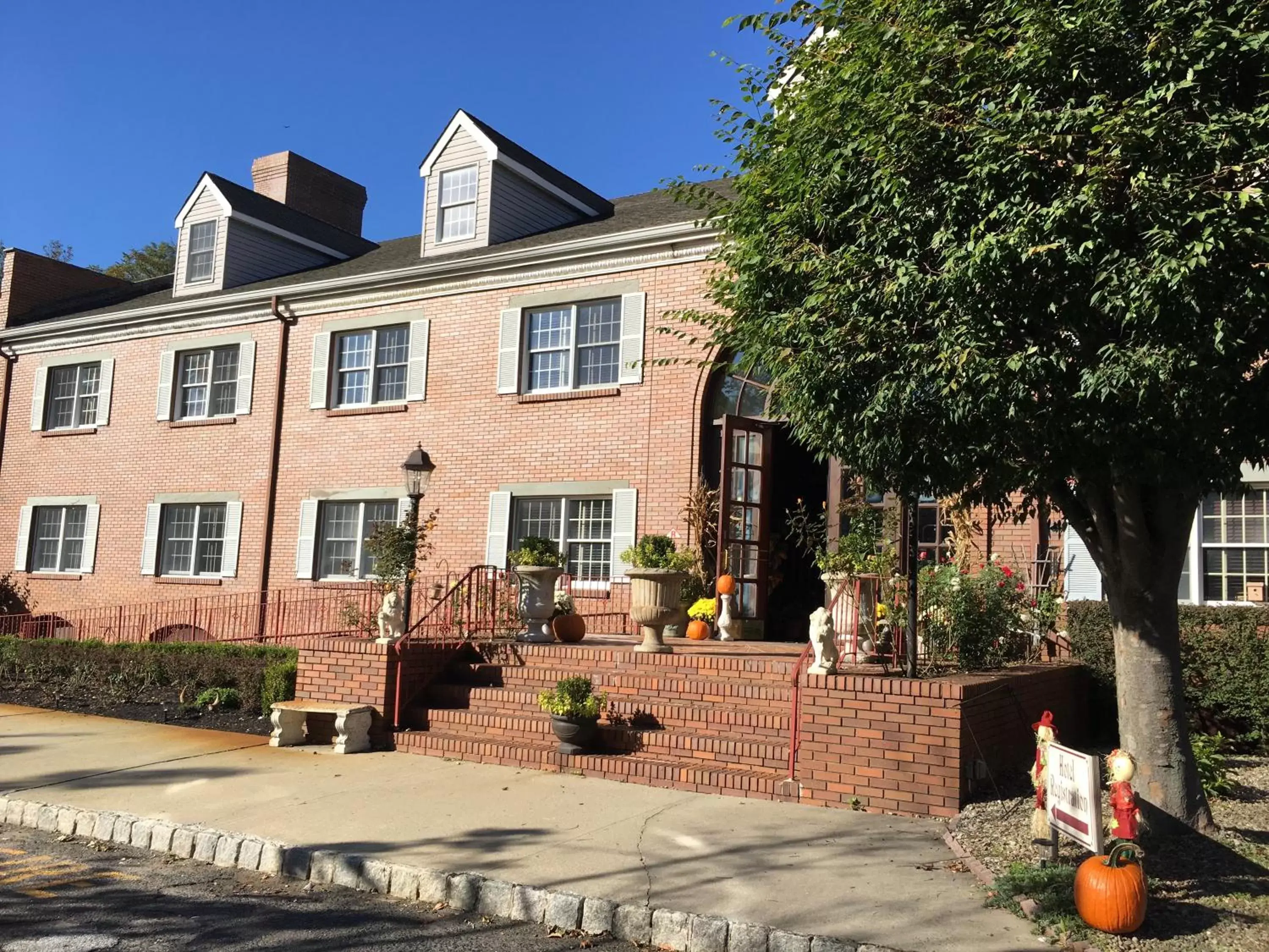 Property building, Patio/Outdoor Area in Colts Neck Inn Hotel