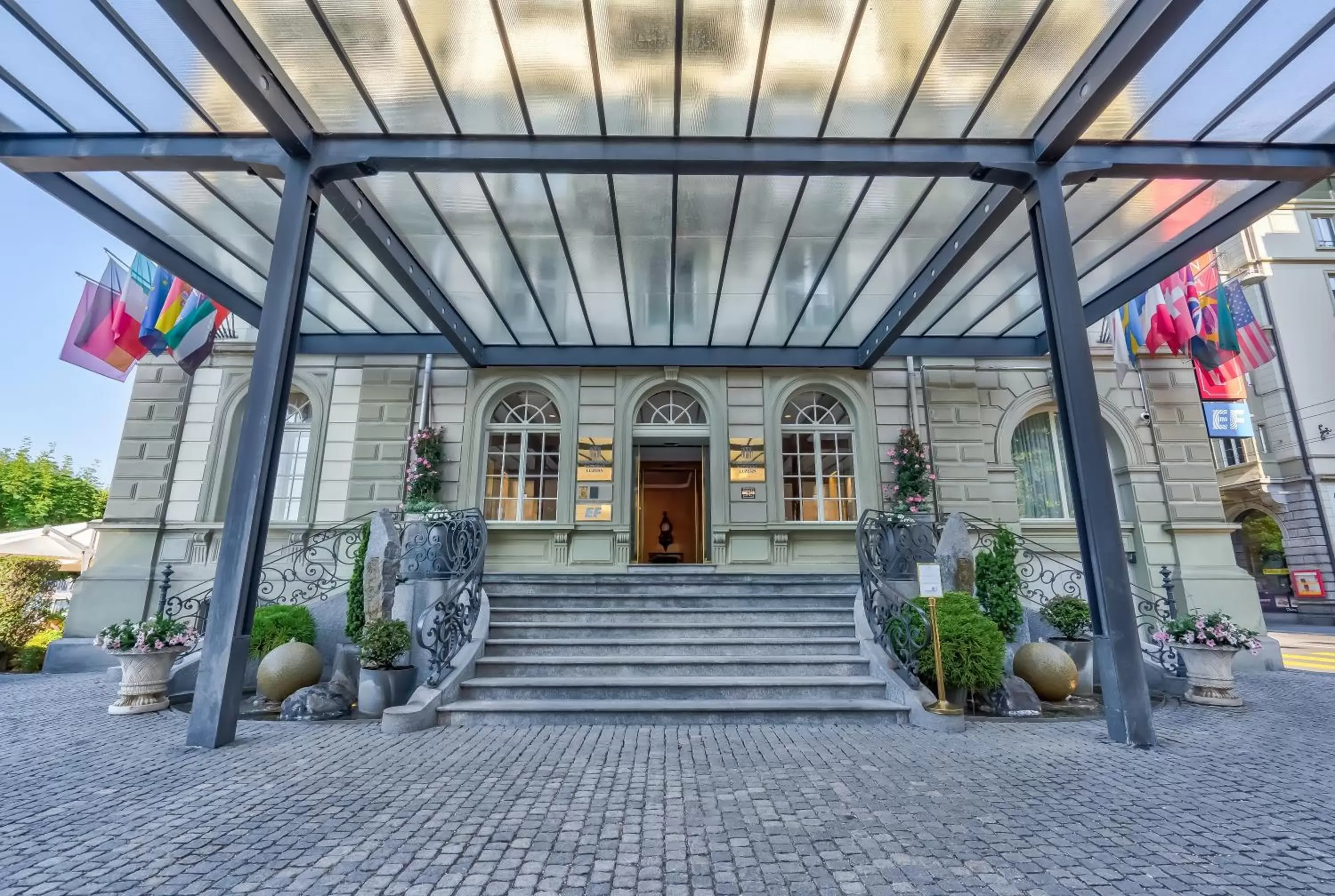 Facade/entrance in Grand Hotel National Luzern