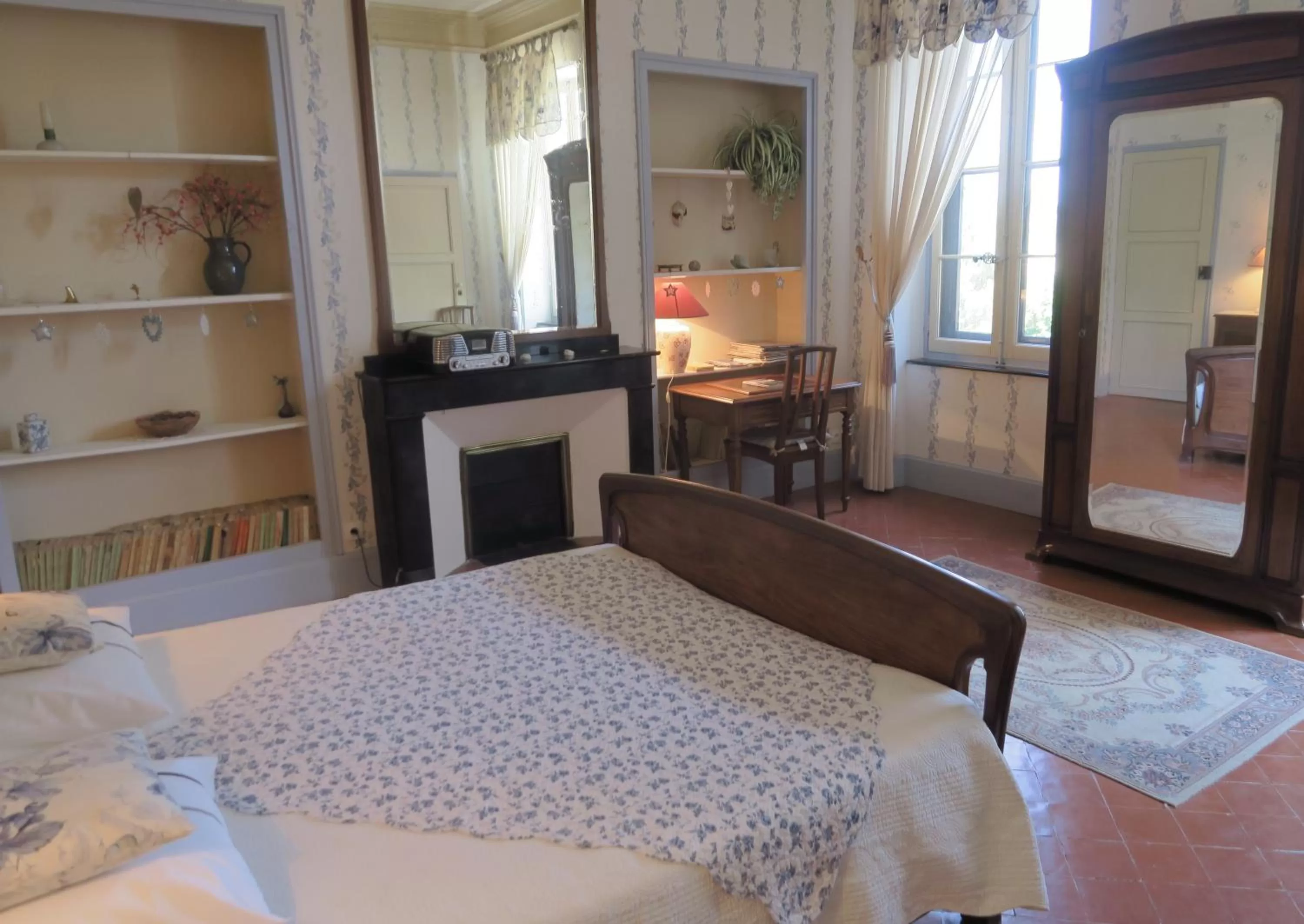 Photo of the whole room, Bed in Le Domaine de Fraissinet