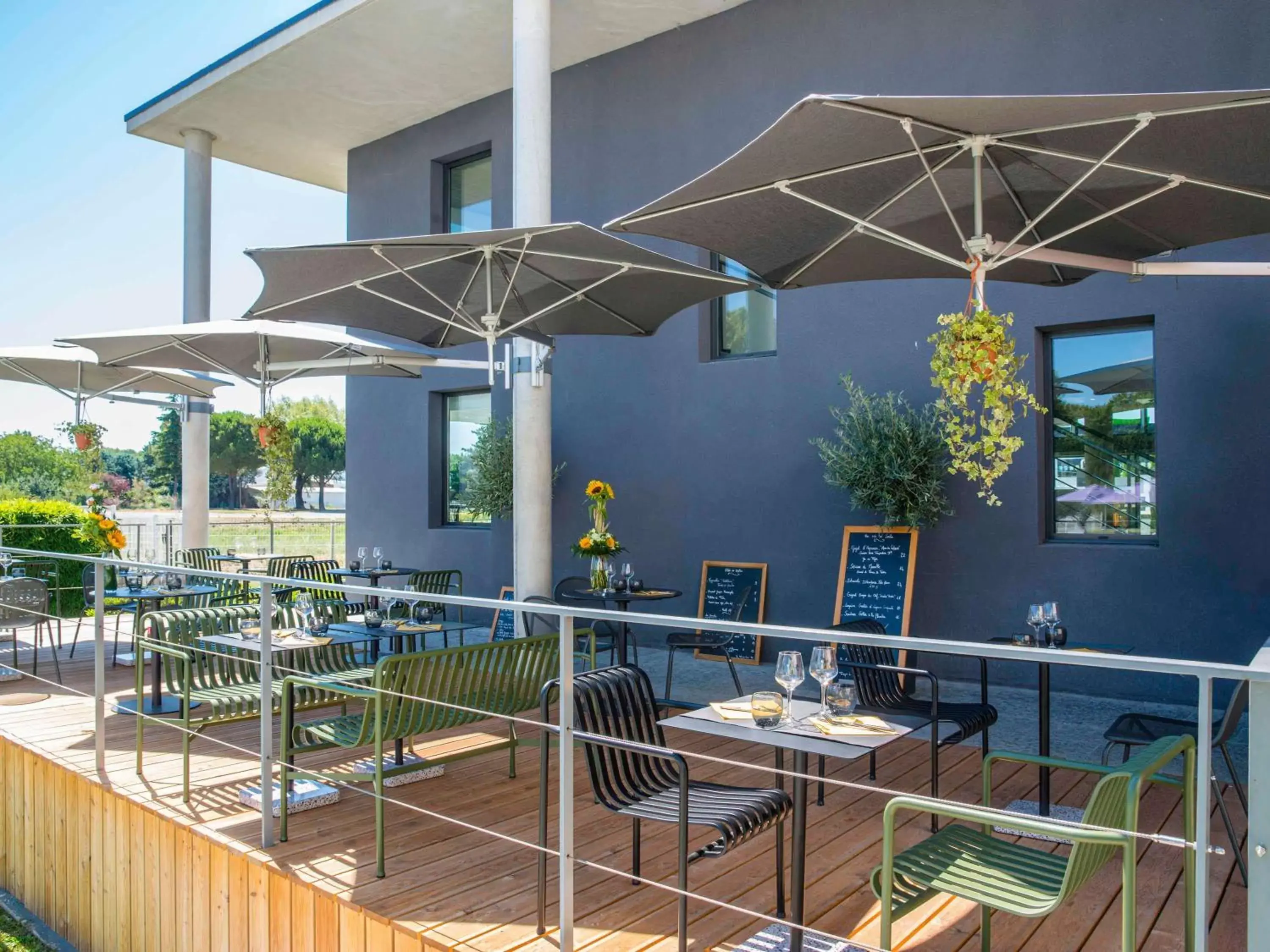 Property building, Restaurant/Places to Eat in ibis Styles Pertuis Portes du Luberon