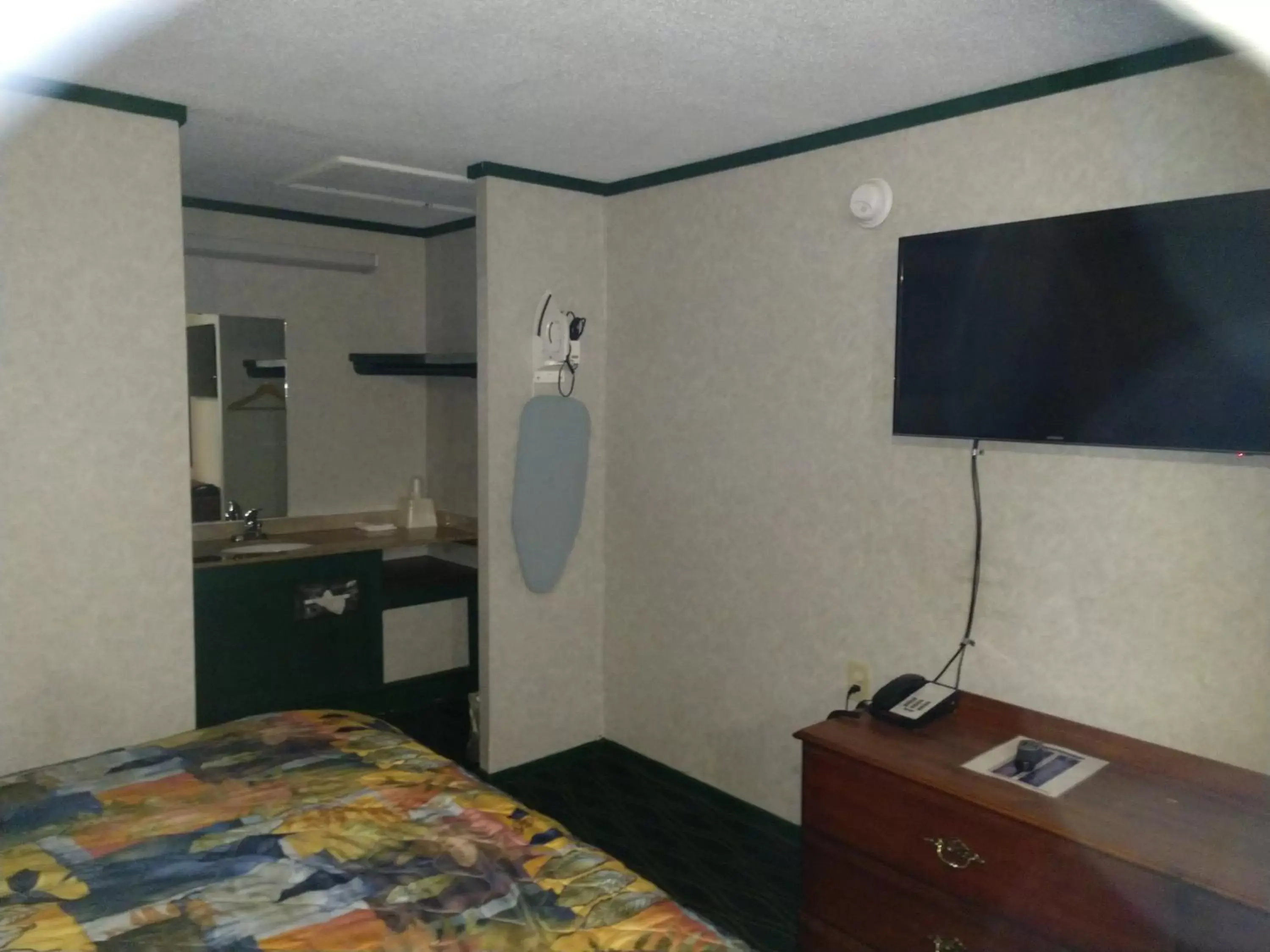 TV and multimedia, TV/Entertainment Center in Kensington Inn - Howell