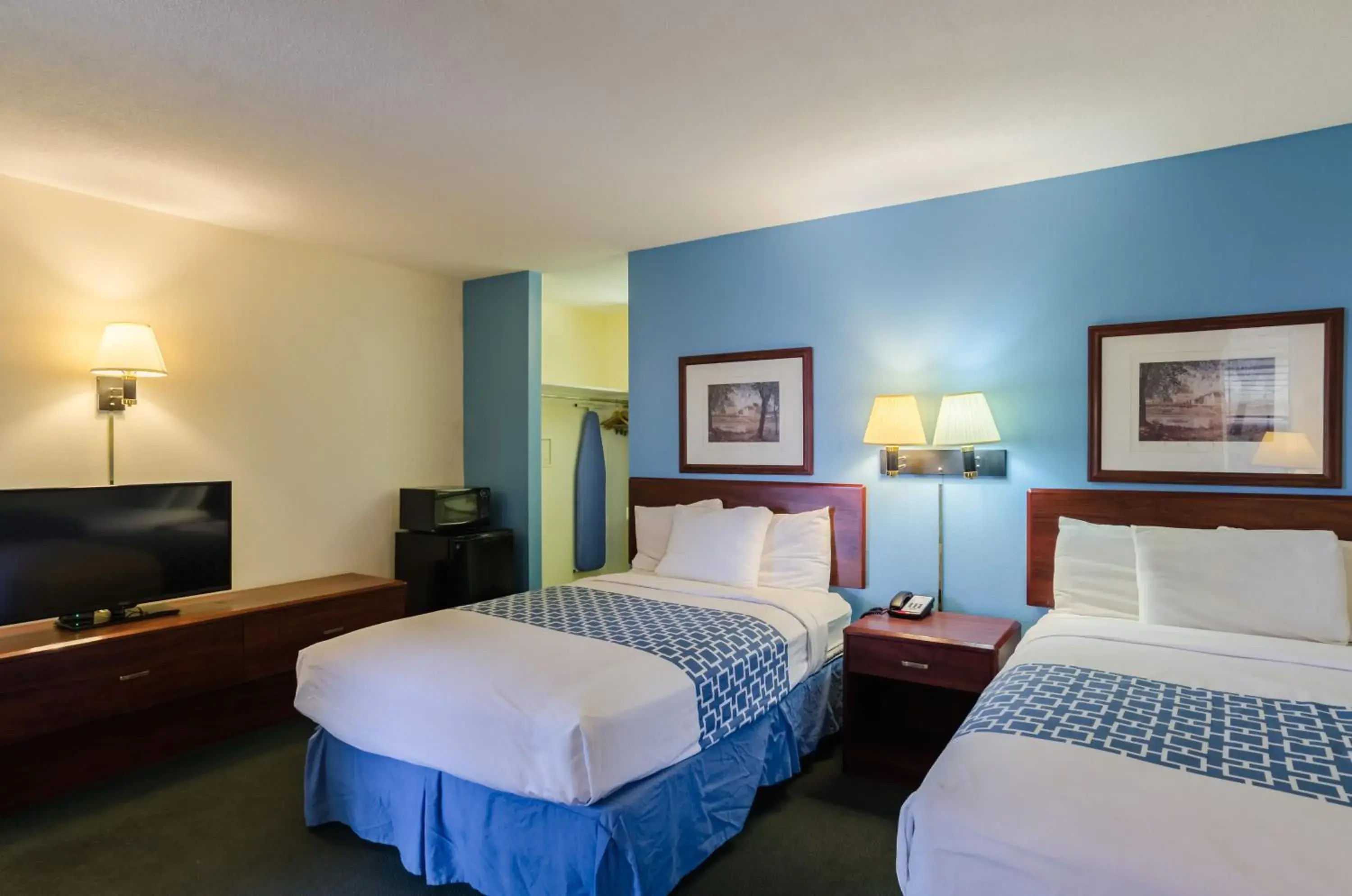 Photo of the whole room, Bed in Alamo Inn & Suites