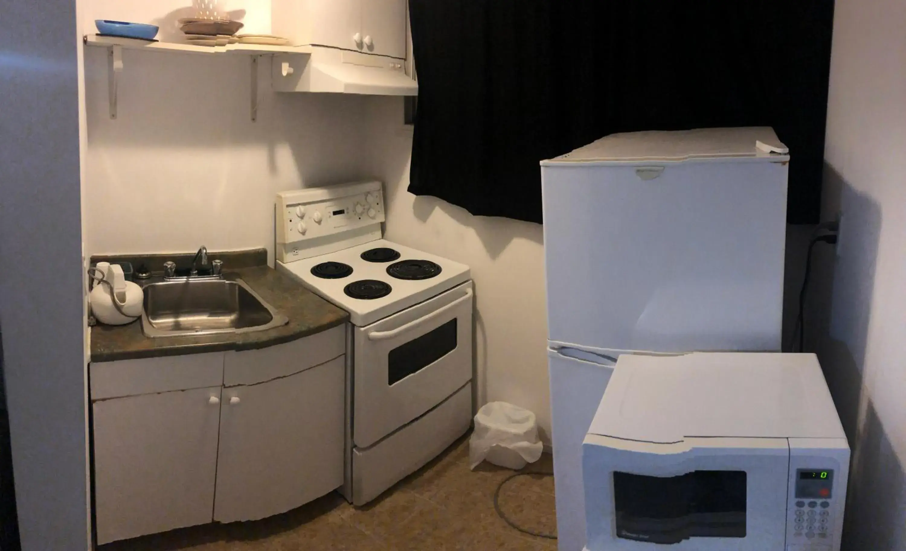 Kitchen/Kitchenette in Guest Inn Motel