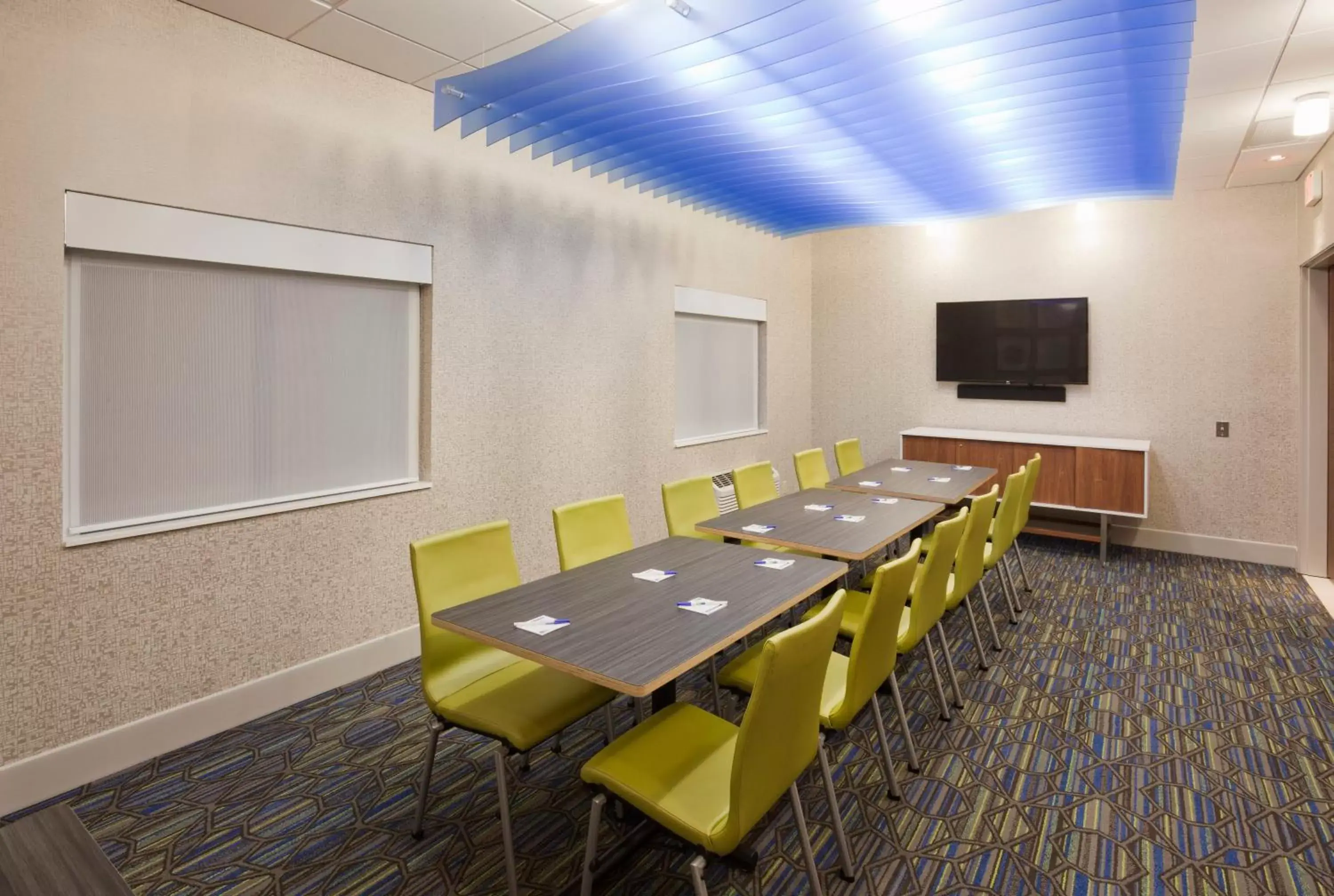 Meeting/conference room in Holiday Inn Express Roseville-St. Paul, an IHG Hotel
