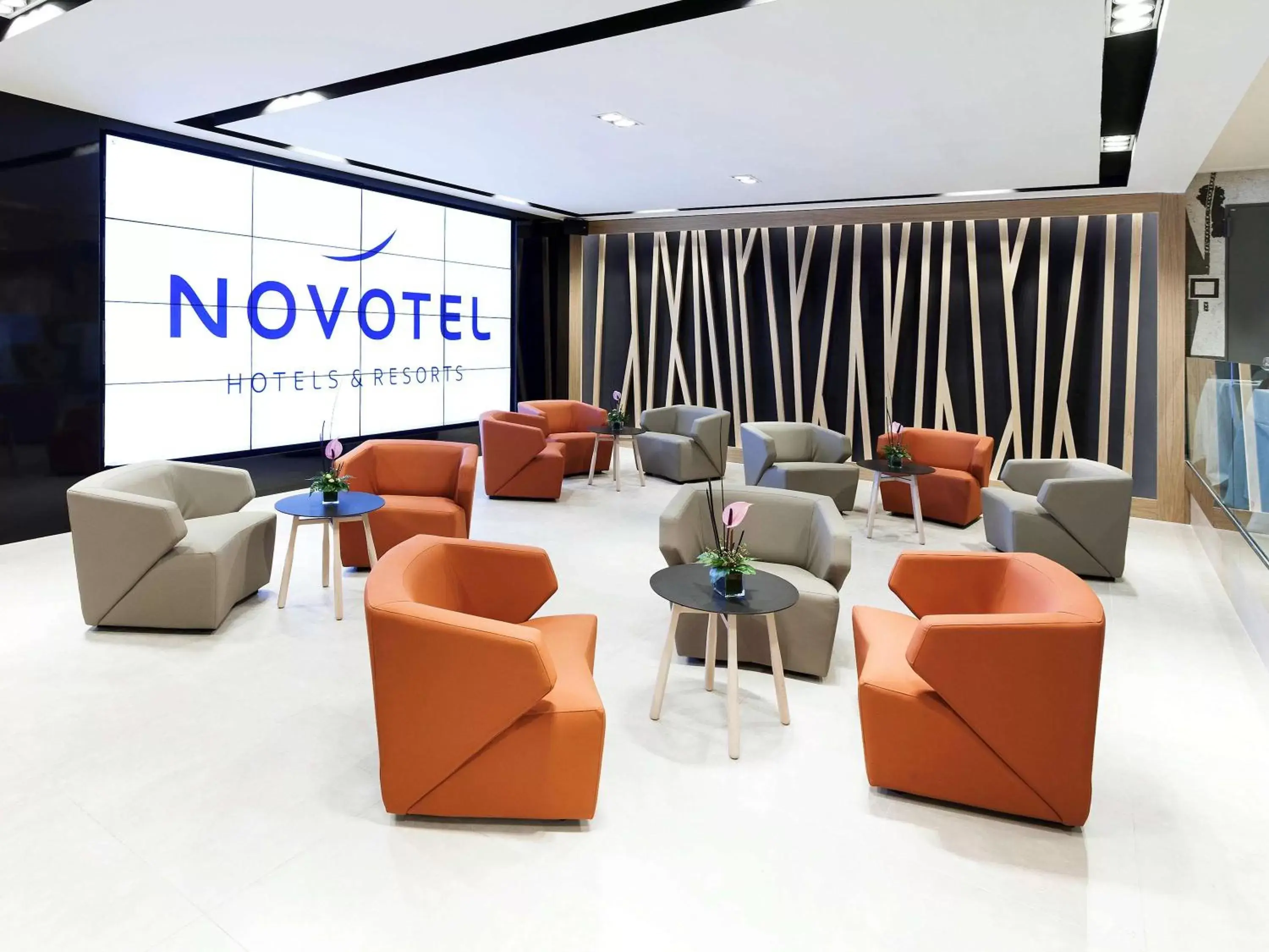 Lounge or bar in Novotel Madrid Center