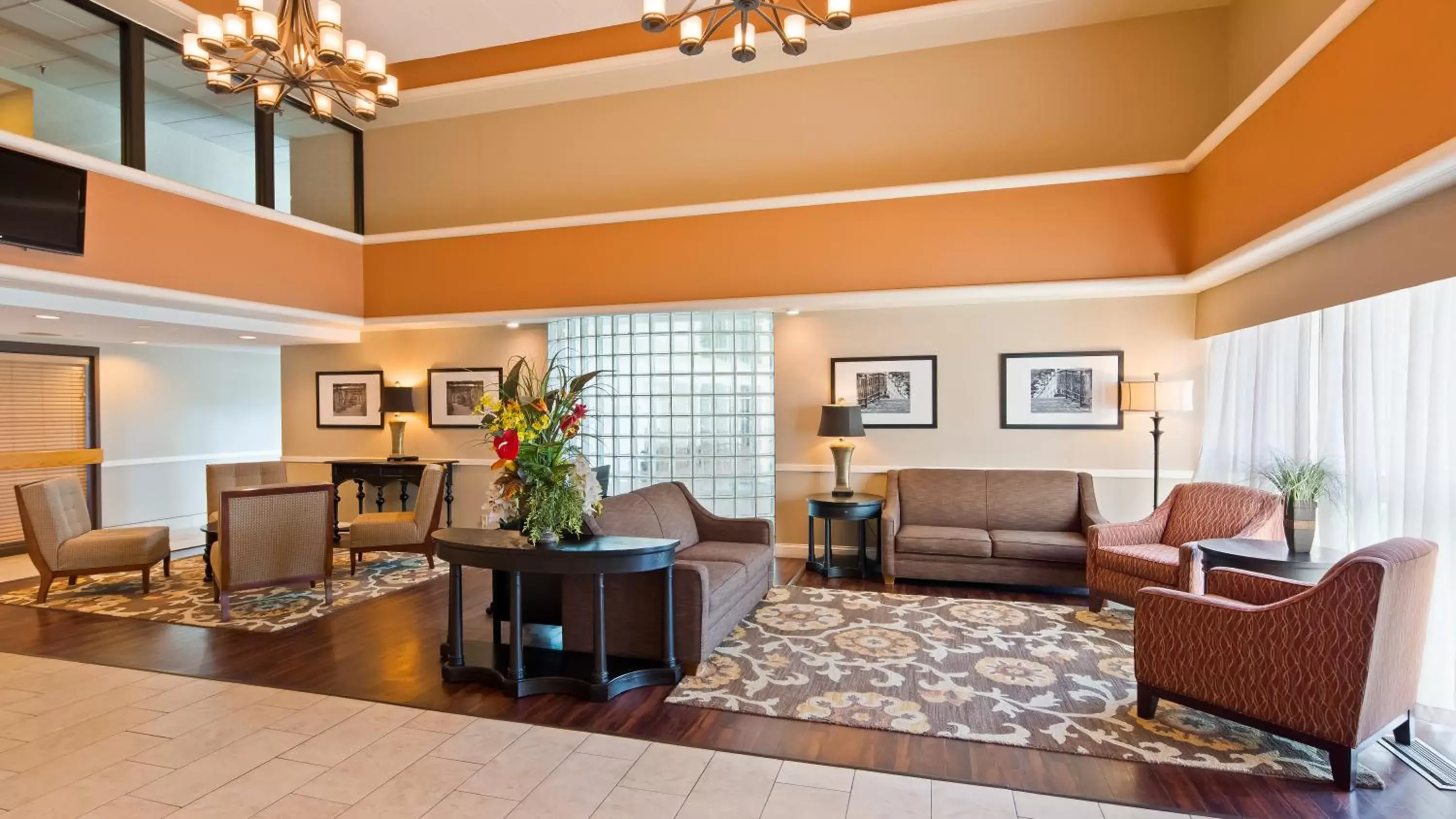 Communal lounge/ TV room, Seating Area in Best Western East Towne Suites