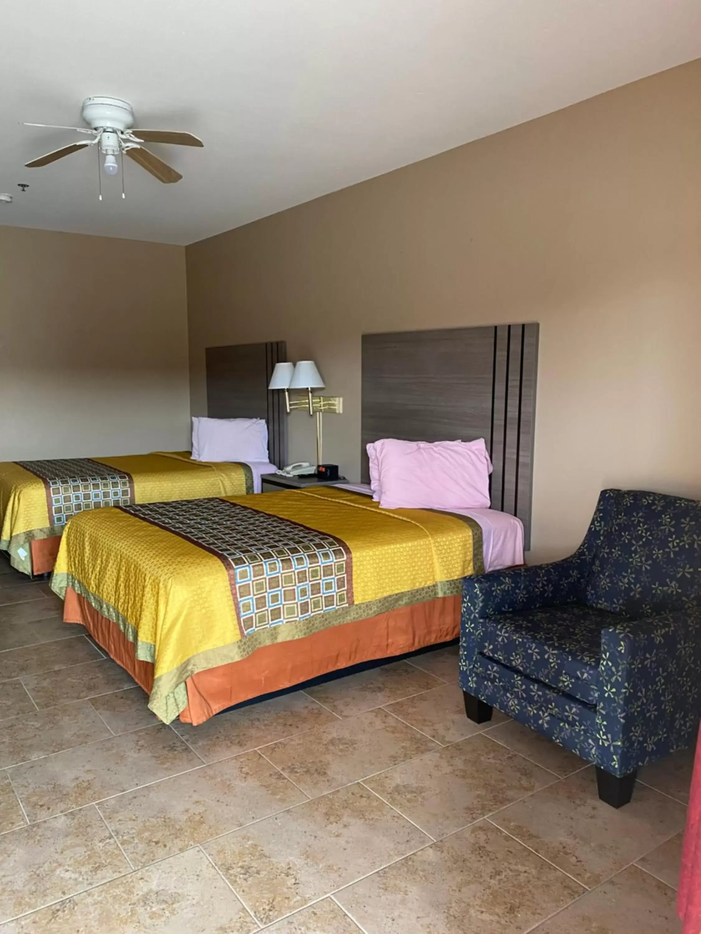 Bed in Los Fresnos Inn and Suites