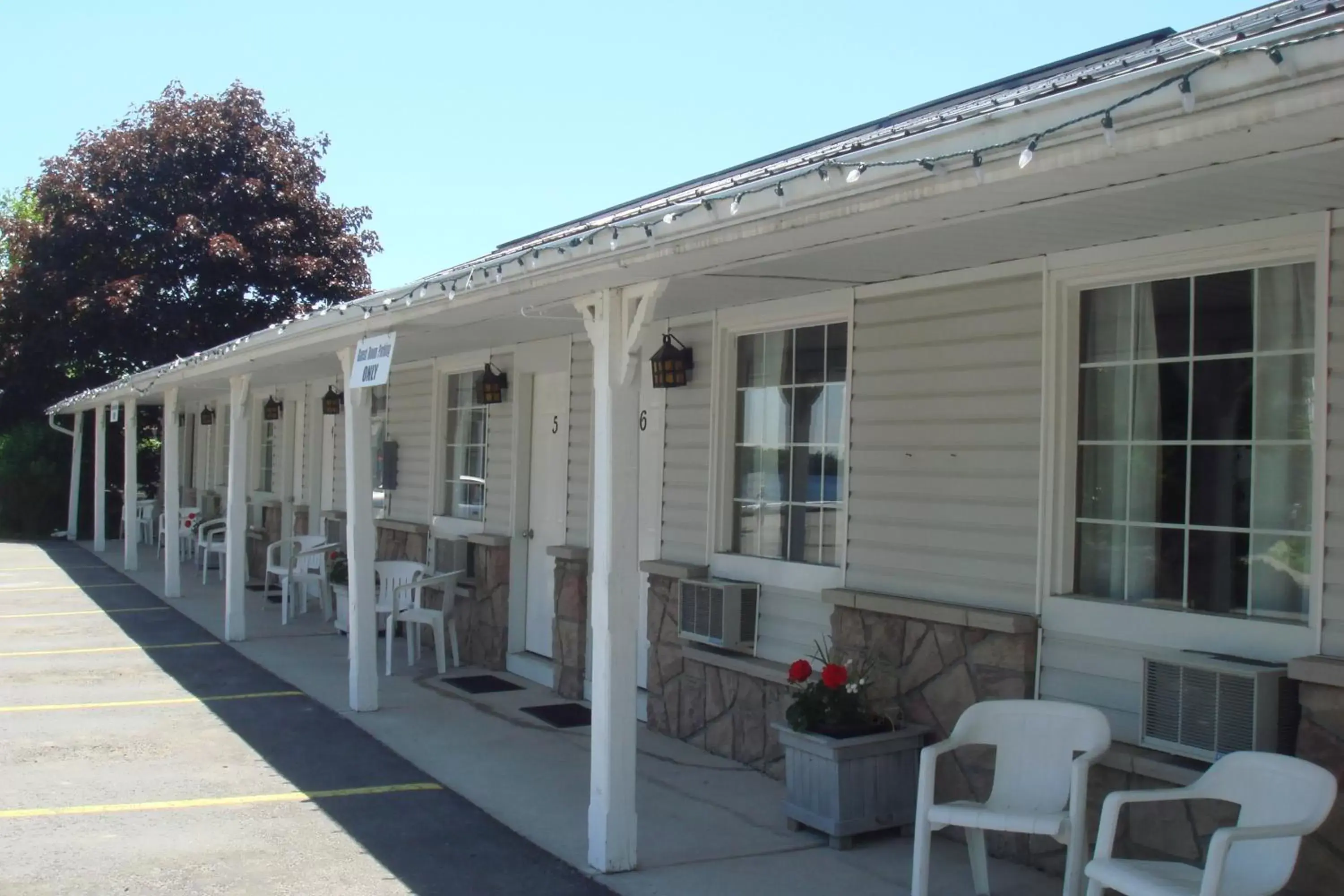 Facade/entrance in Boathouse Country Inn