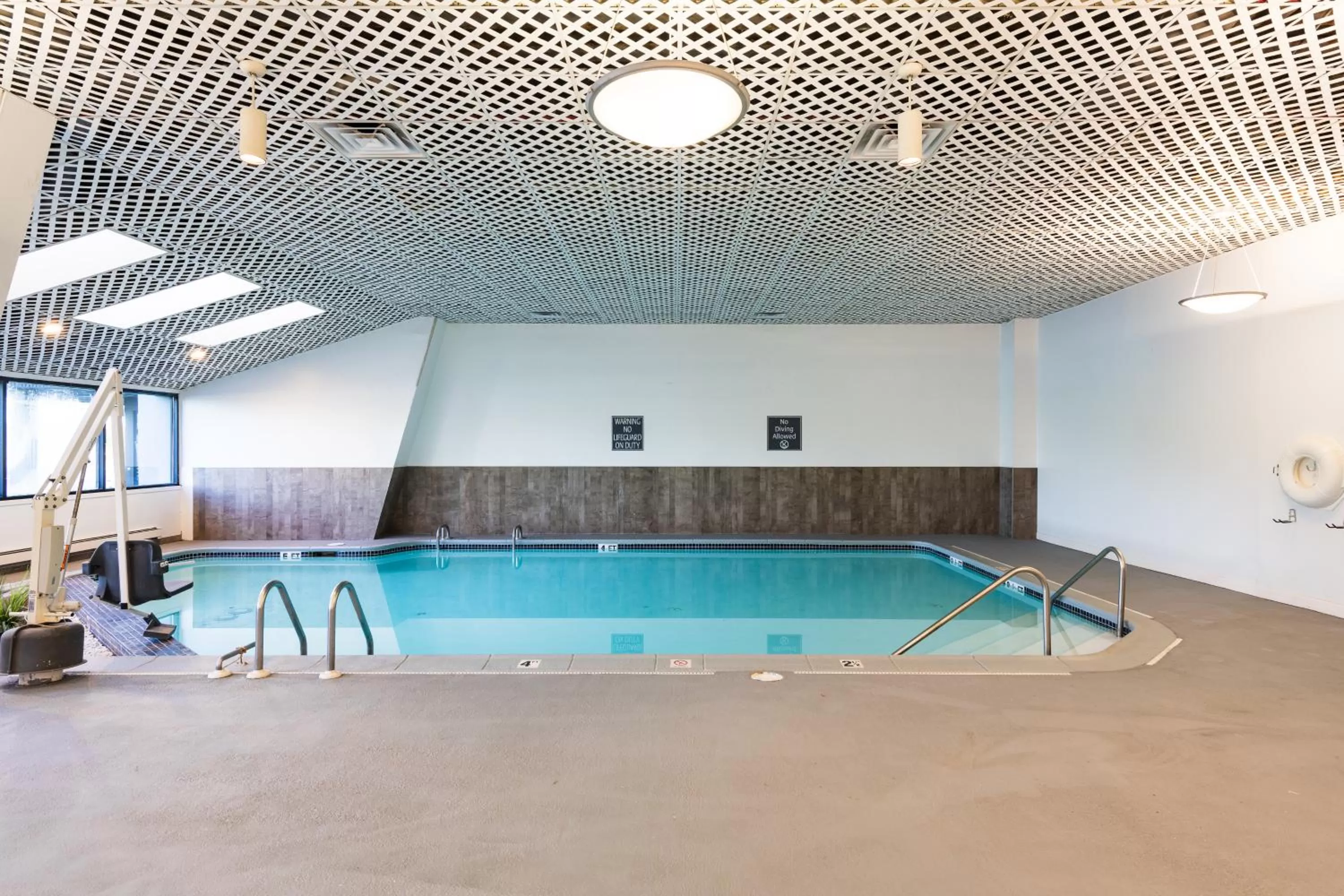 Swimming pool in APA Hotel Woodbridge
