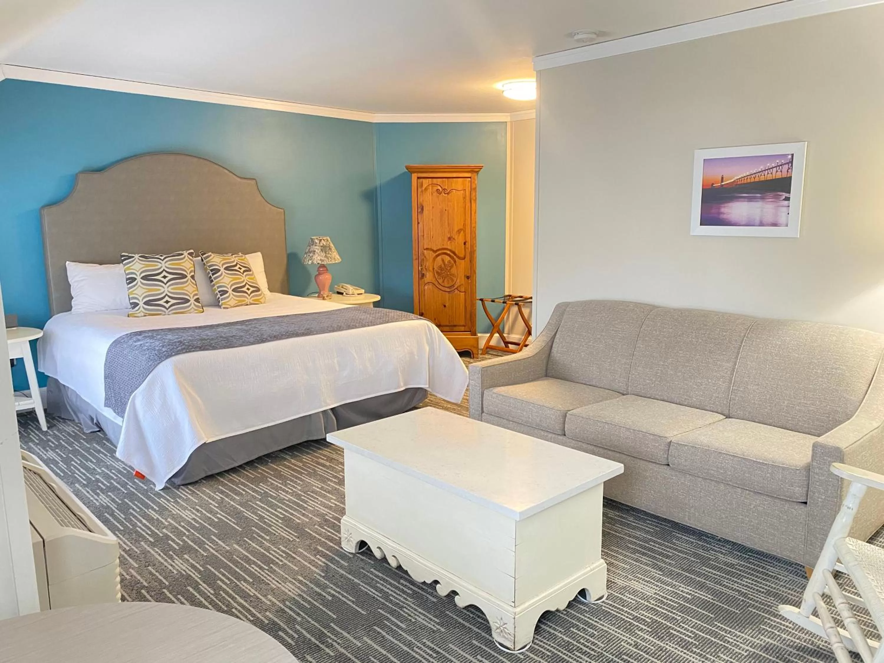 Bed in Harbor House Inn