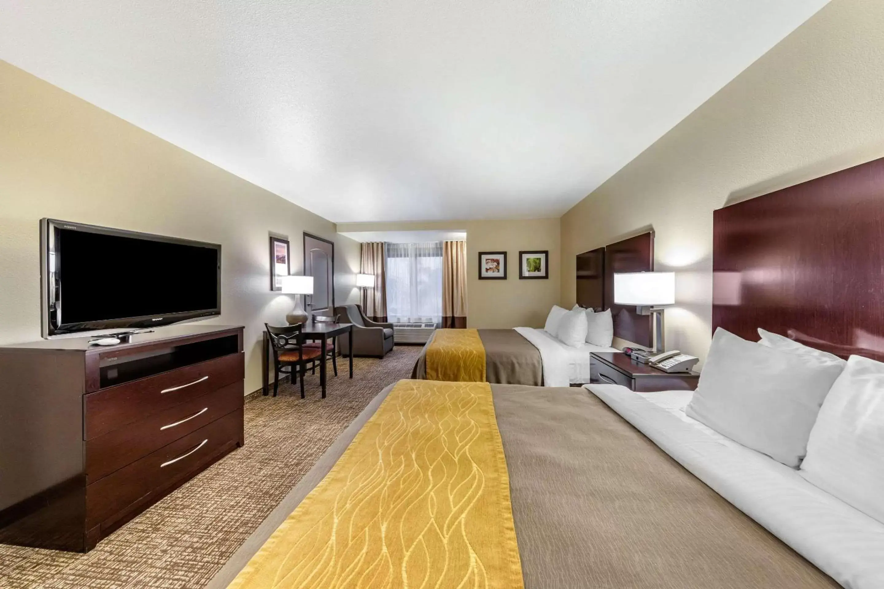 Bed, TV/Entertainment Center in Comfort Inn and Suites Colton/San Bernardino