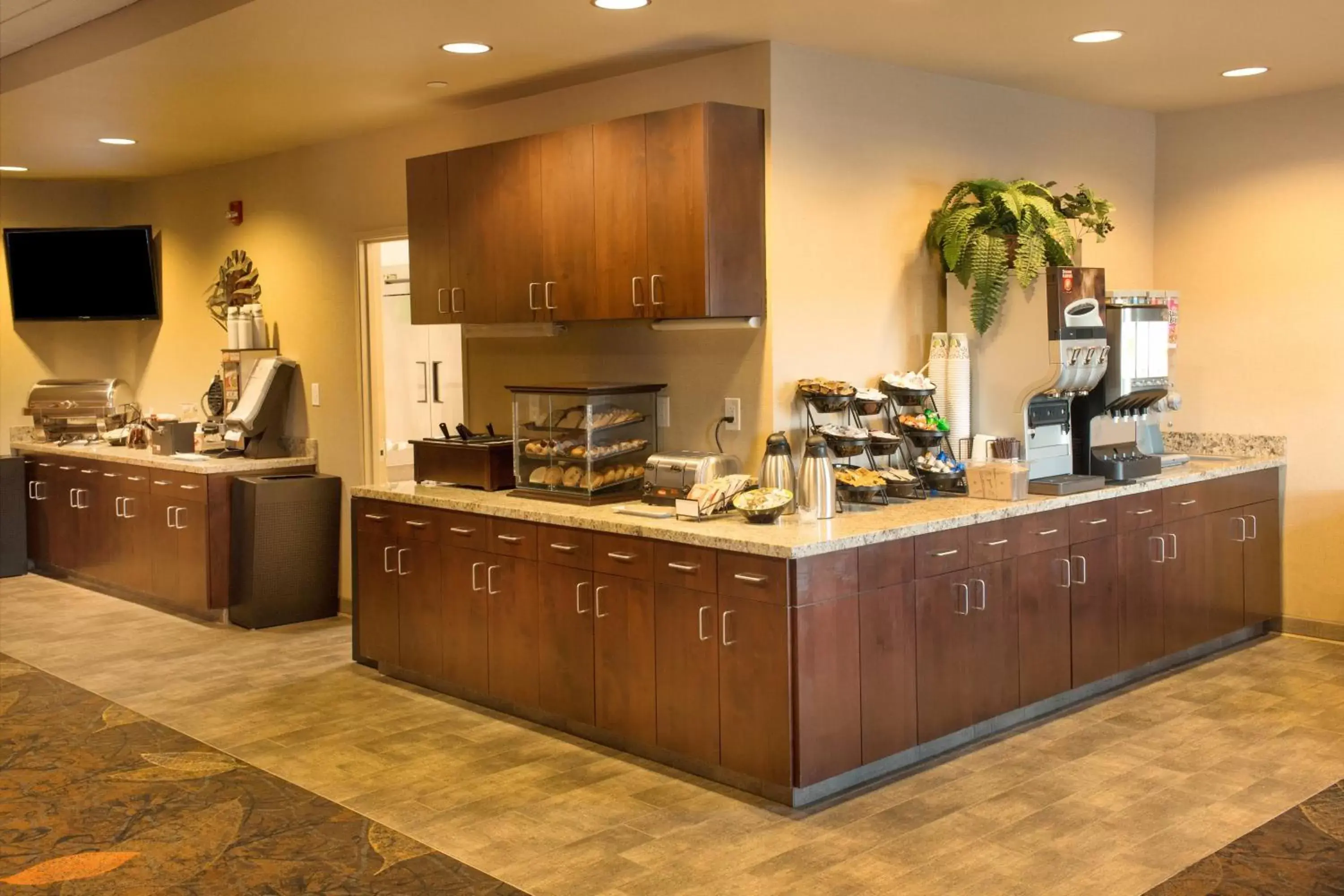 Buffet breakfast, Kitchen/Kitchenette in Little Missouri Inn & Suites New Town