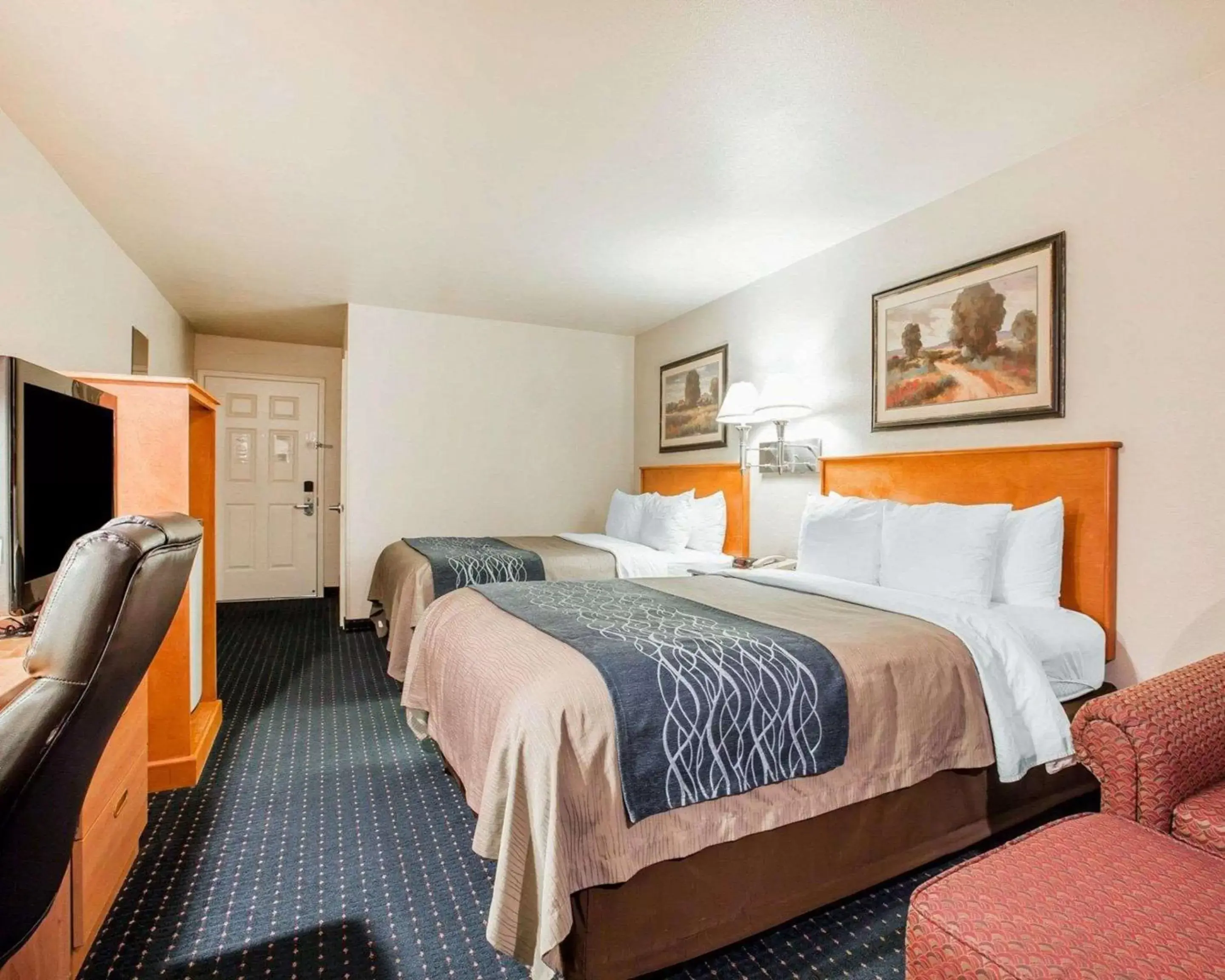 Photo of the whole room, Bed in Comfort Inn & Suites Salinas