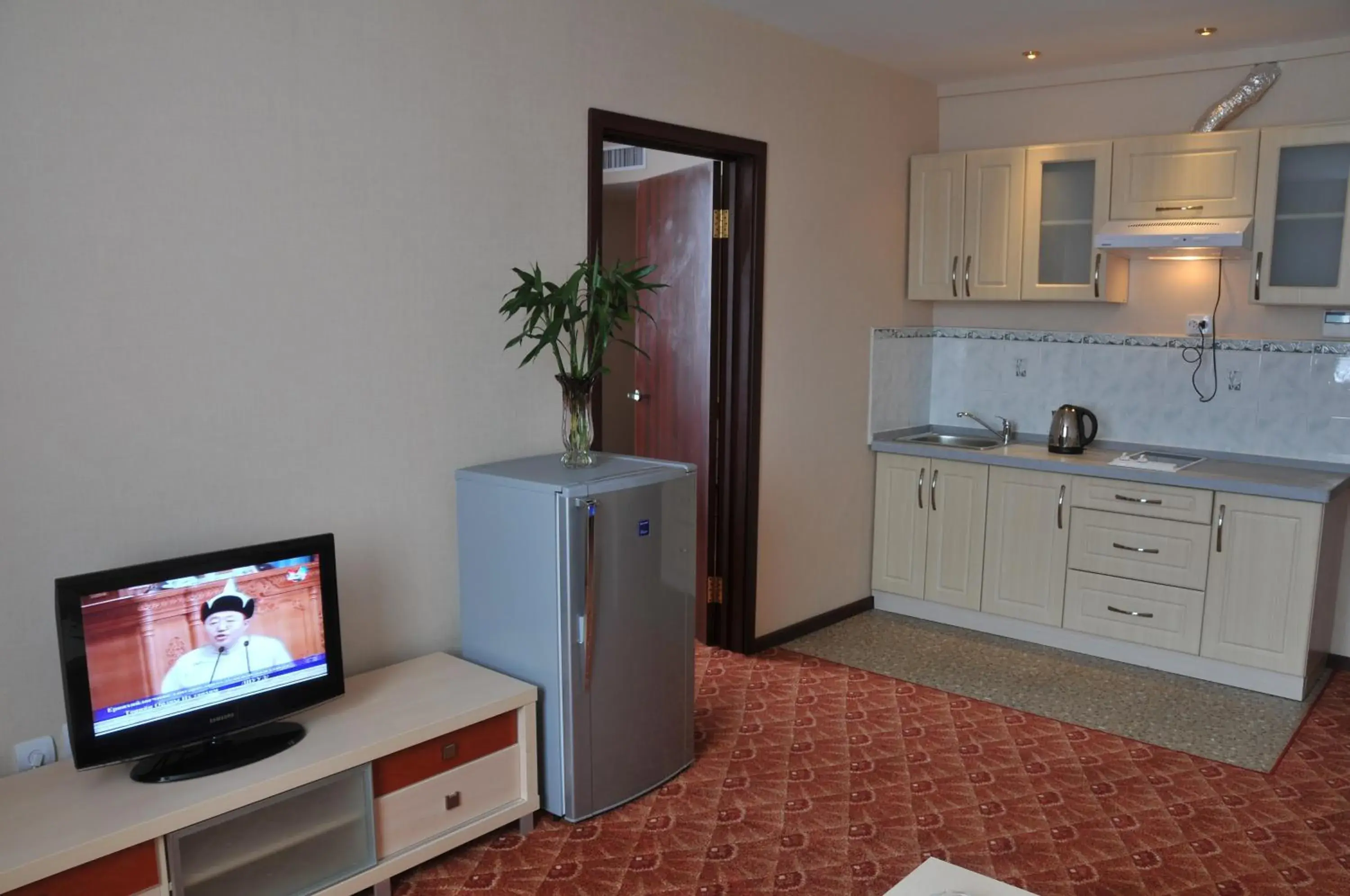 Photo of the whole room, Kitchen/Kitchenette in Springs Hotel