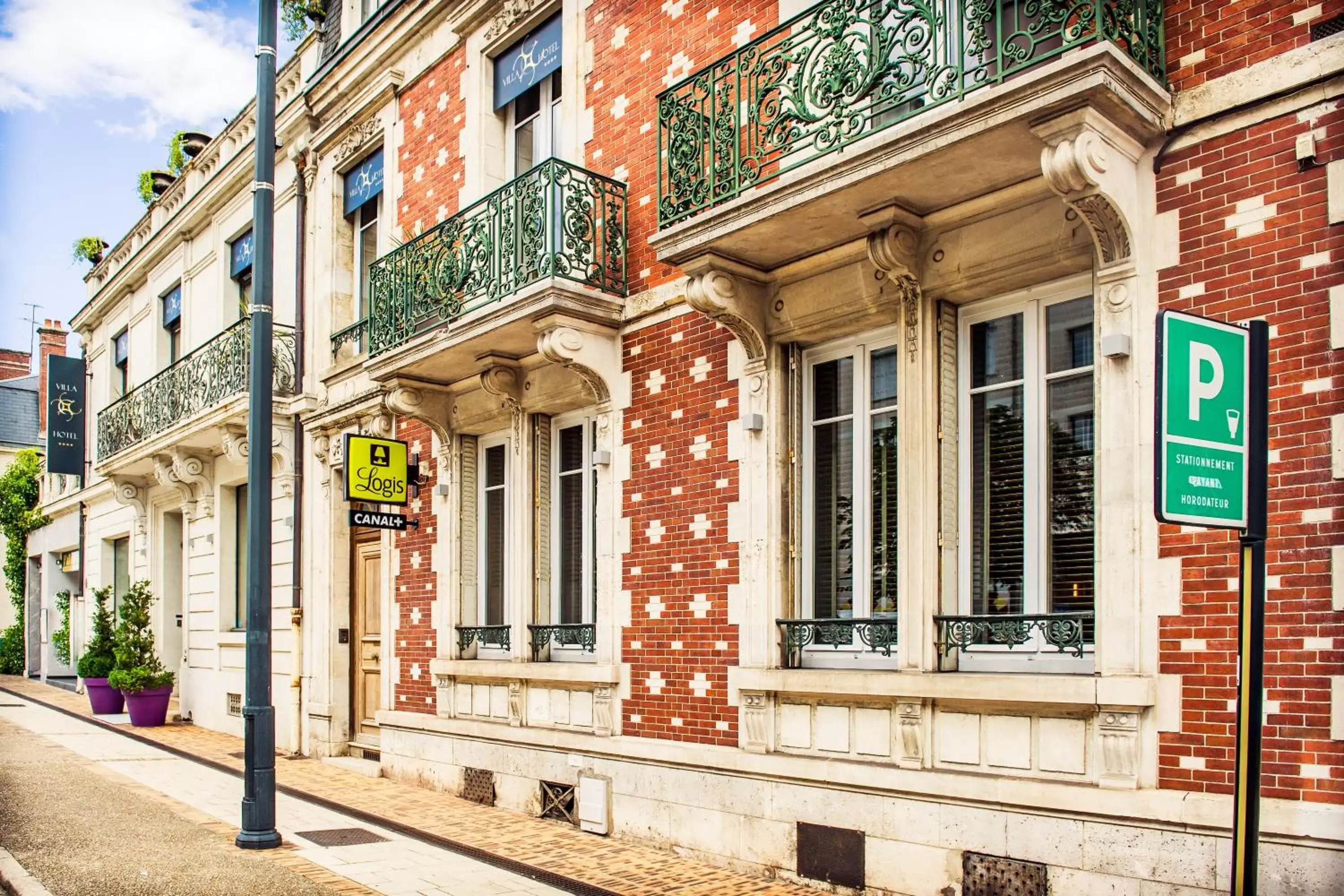 Property Building in Logis Villa C Hôtel