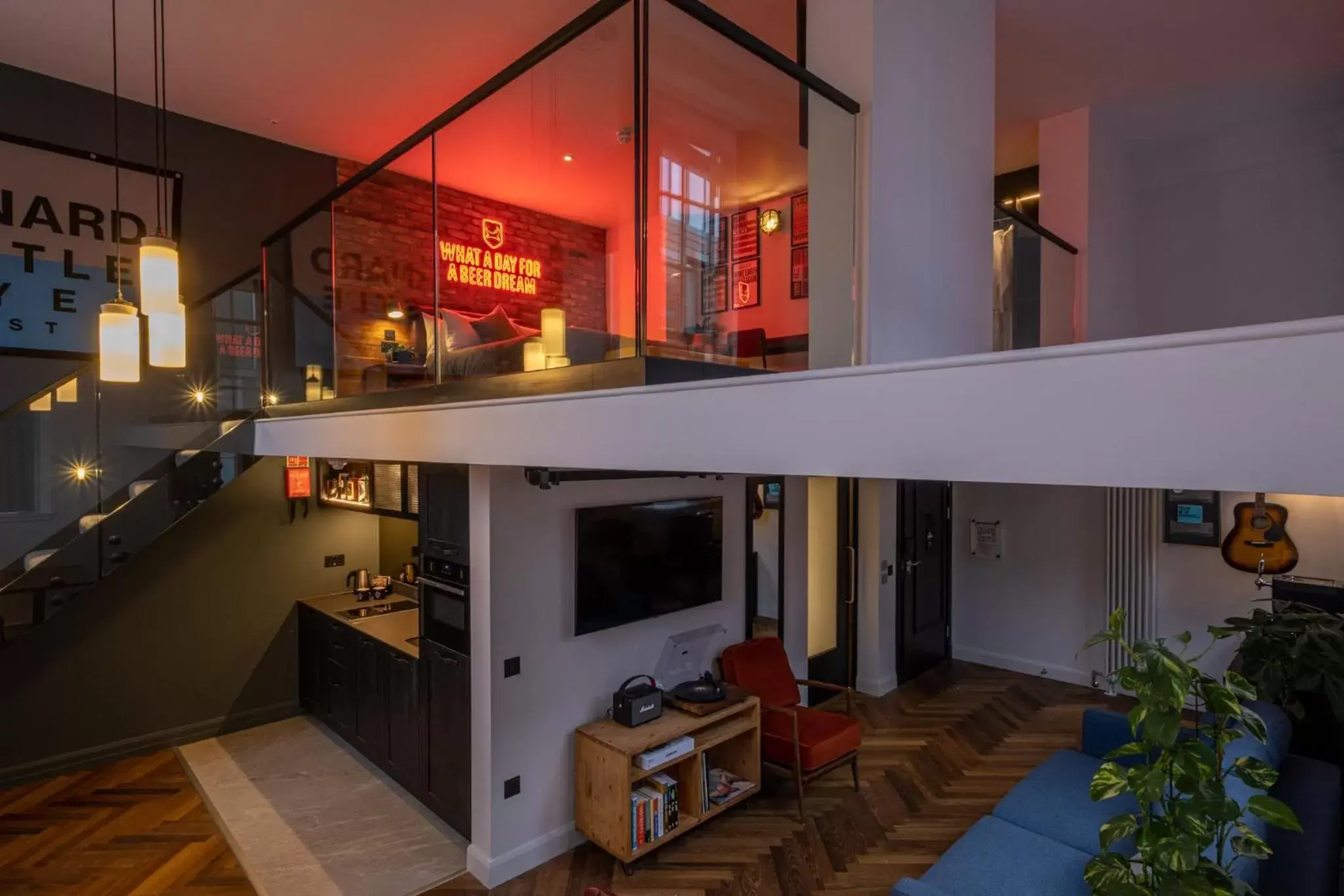 Deluxe King Suite in BrewDog DogHouse Edinburgh Deluxe King Suite in BrewDog DogHouse Edinburgh