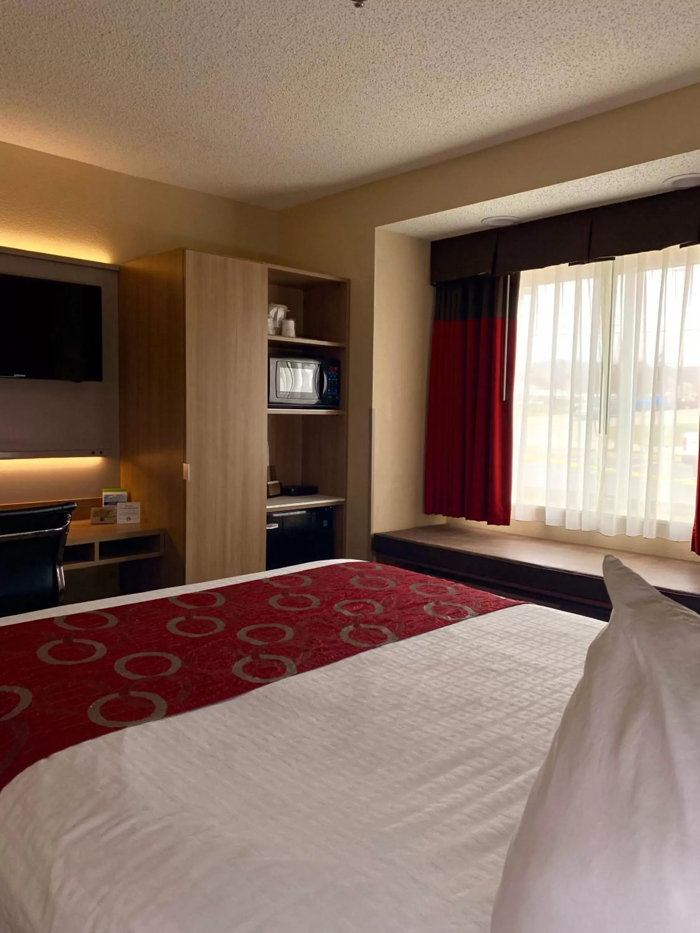 Bedroom, Bed in Microtel Inn & Suites by Wyndham Charleston