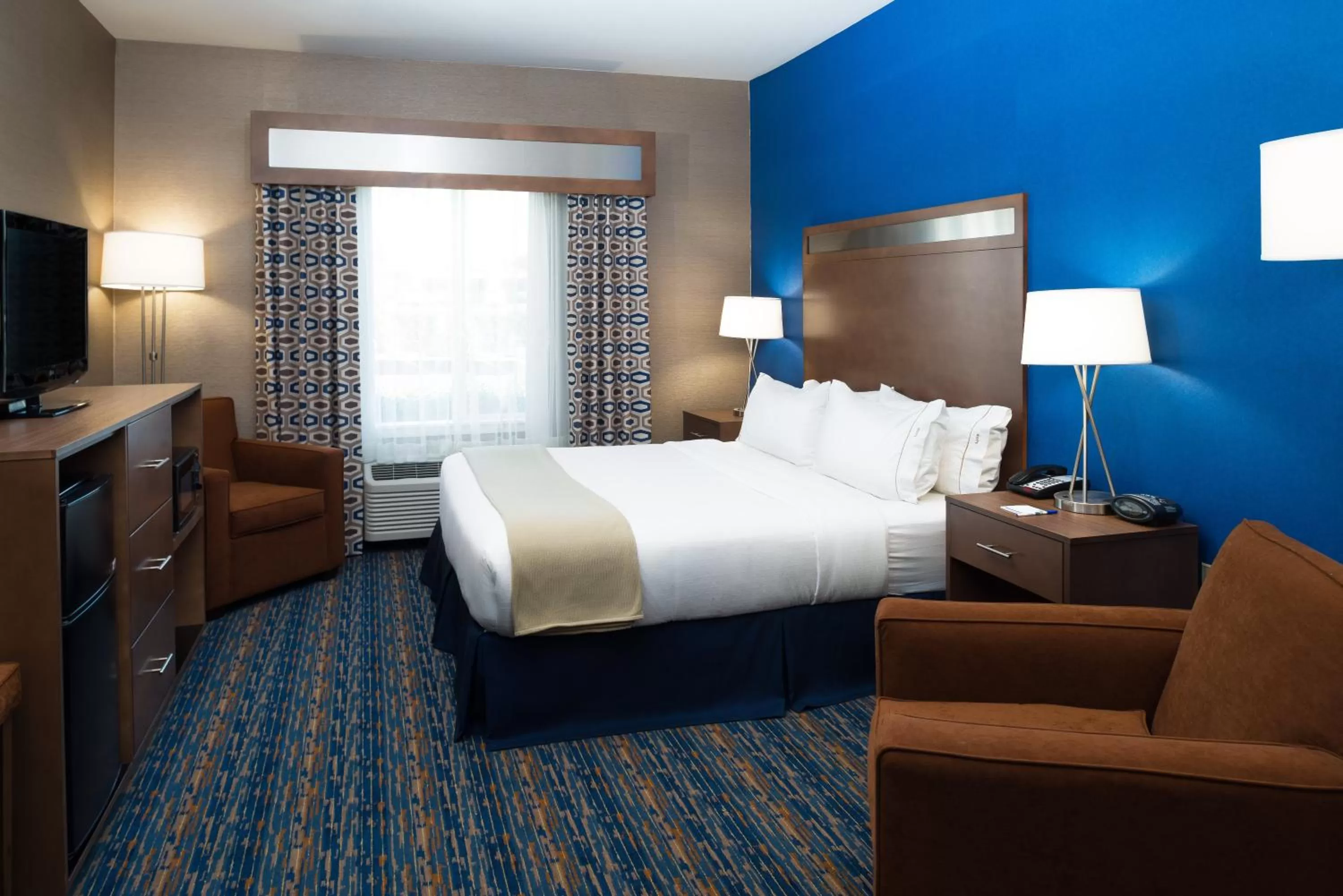 Photo of the whole room, Bed in Holiday Inn Express Rocklin - Galleria Area by IHG