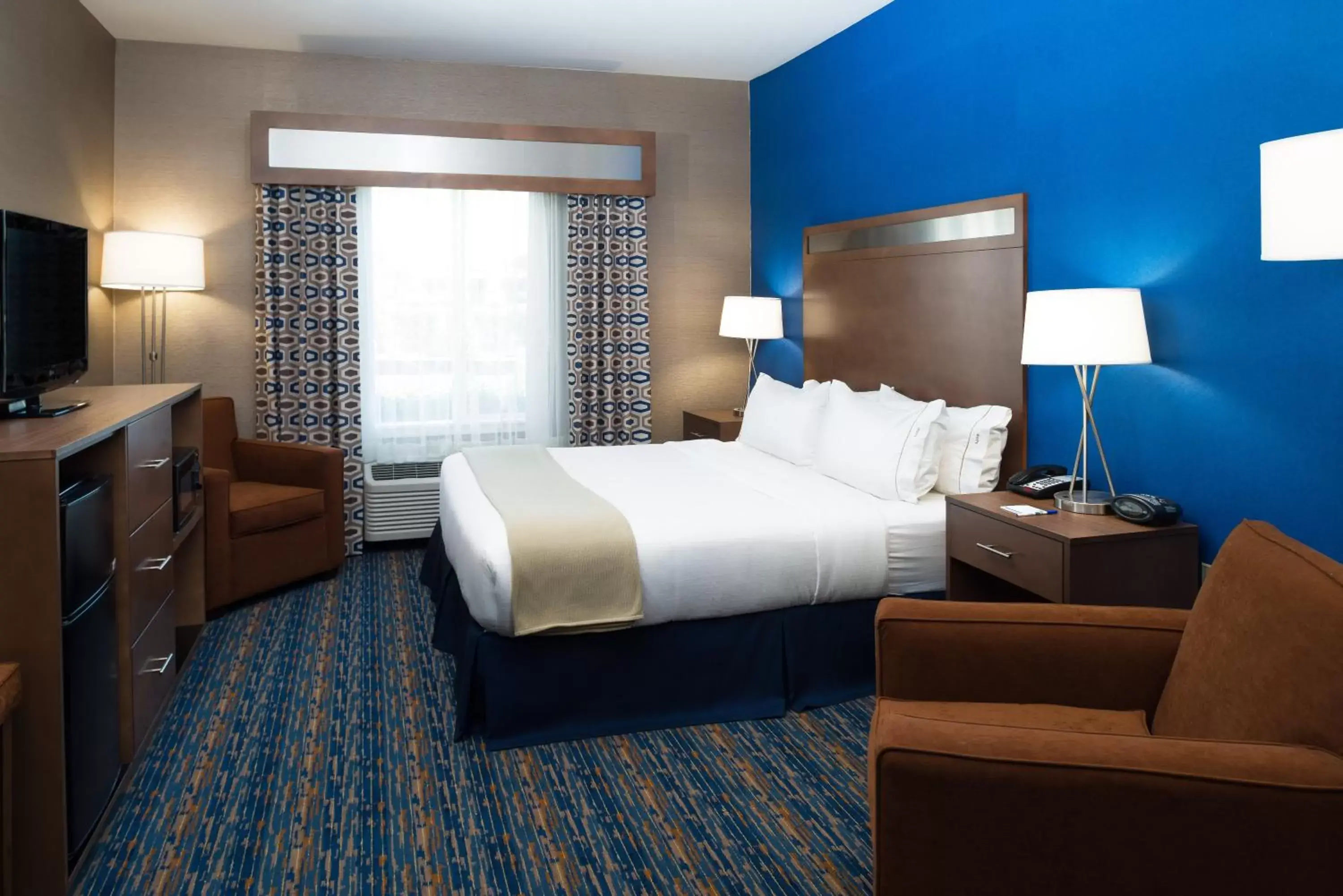 Photo of the whole room, Bed in Holiday Inn Express Rocklin - Galleria Area, an IHG Hotel