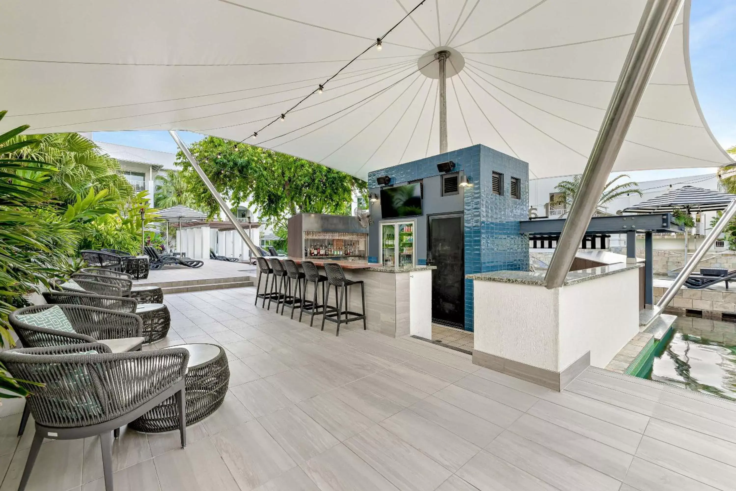 Lounge or bar, BBQ Facilities in Mantra PortSea