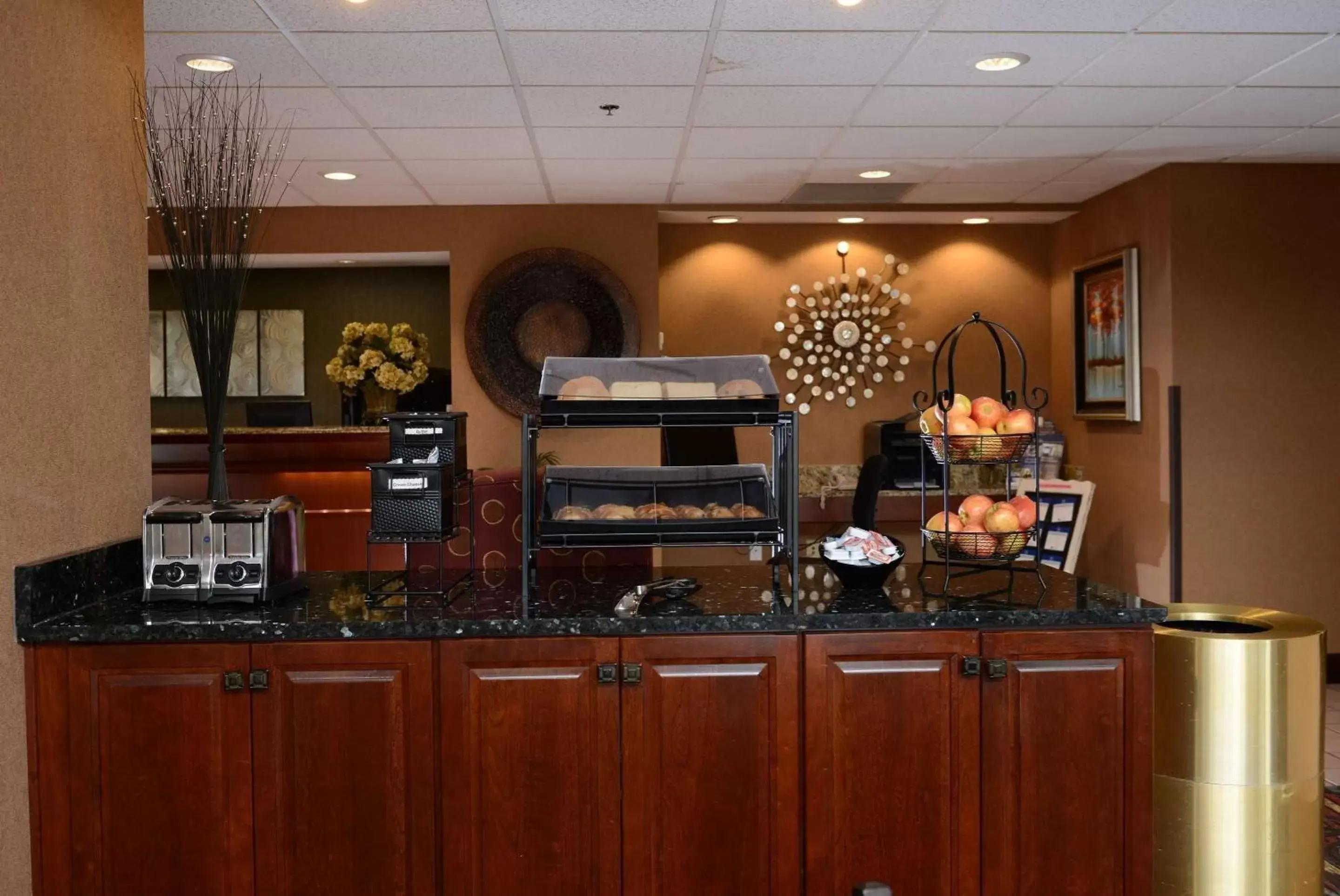 Restaurant/Places to Eat in SureStay Hotel by Best Western Robinsonville Tunica