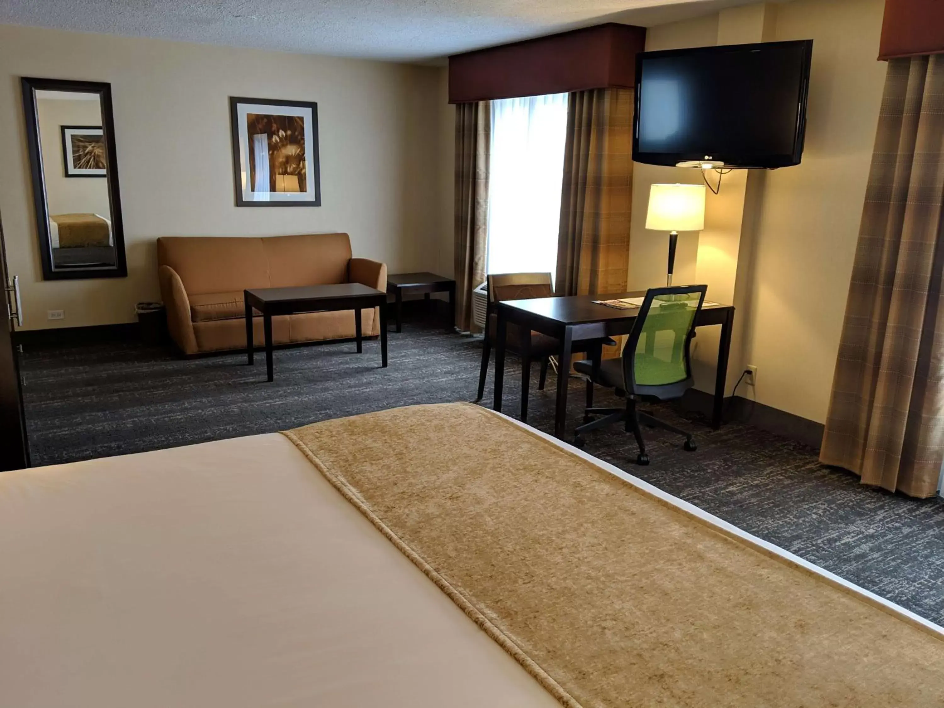 Bed, Seating Area in Best Western Braintree Inn