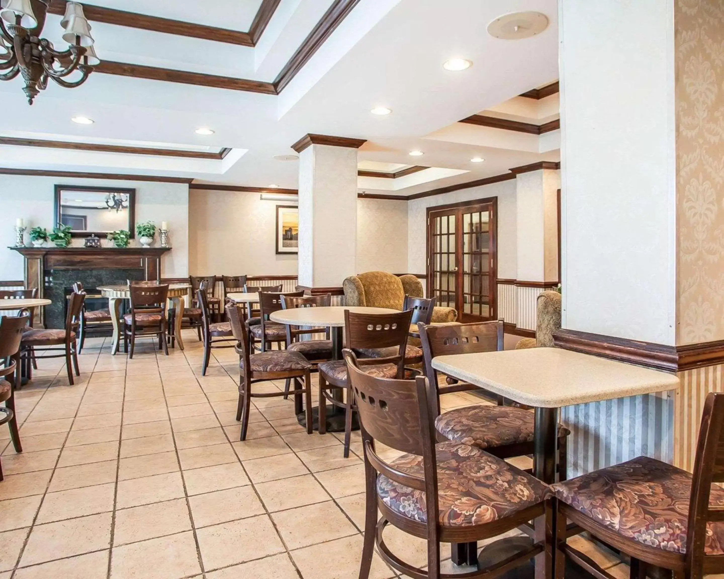 Restaurant/Places to Eat in Comfort Inn & Suites Carneys Point