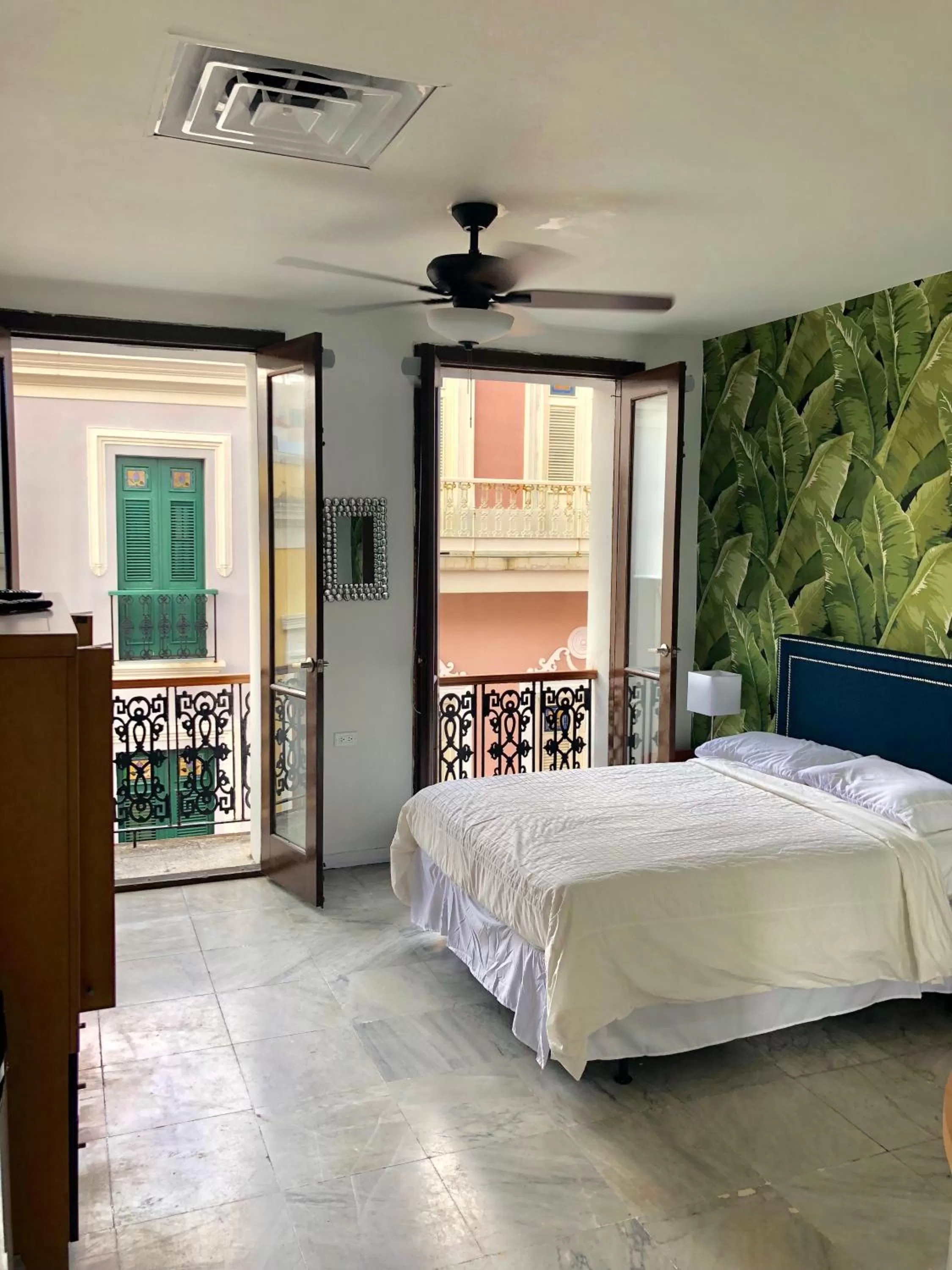 Photo of the whole room in Navona Studios