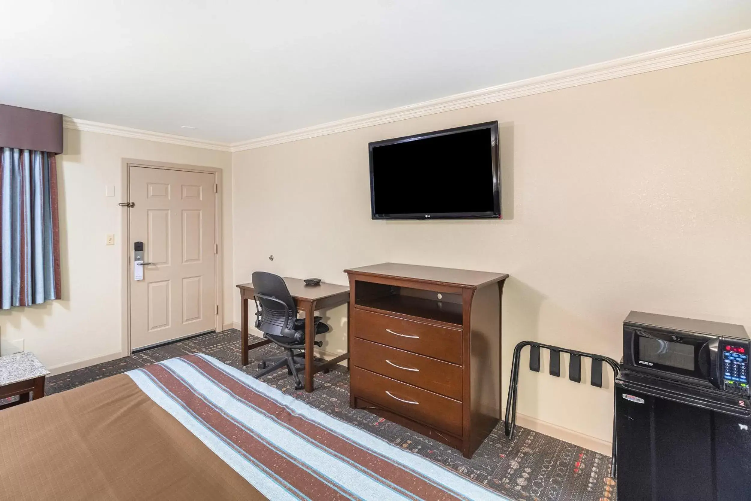 Photo of the whole room, TV/Entertainment Center in Americas Best Value Inn I-45 / Loop 610