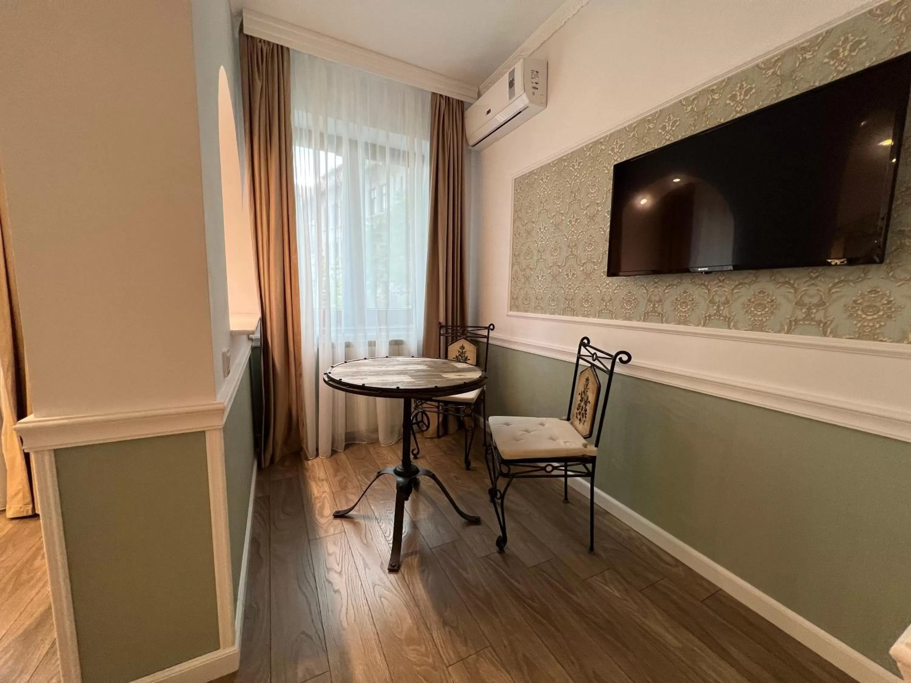 TV and multimedia in Hotel Boutique Cathedral Plaza Residences room for rent downtown