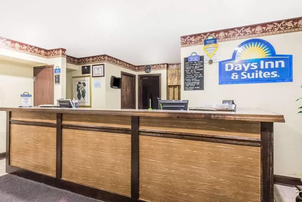 Lobby/Reception in Days Inn & Suites by Wyndham Youngstown / Girard Ohio