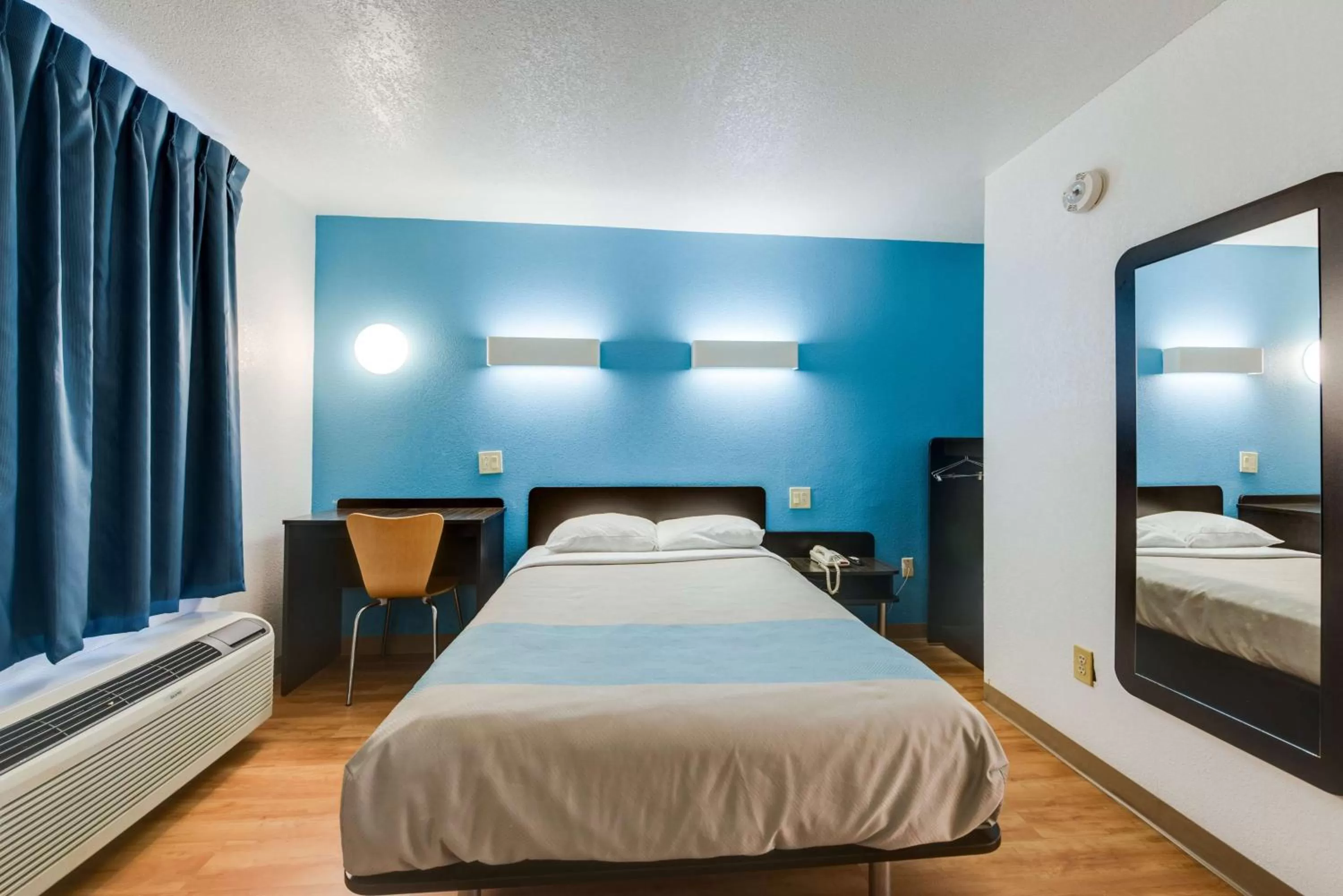 TV and multimedia, Bed in Motel 6-Kingston, TN