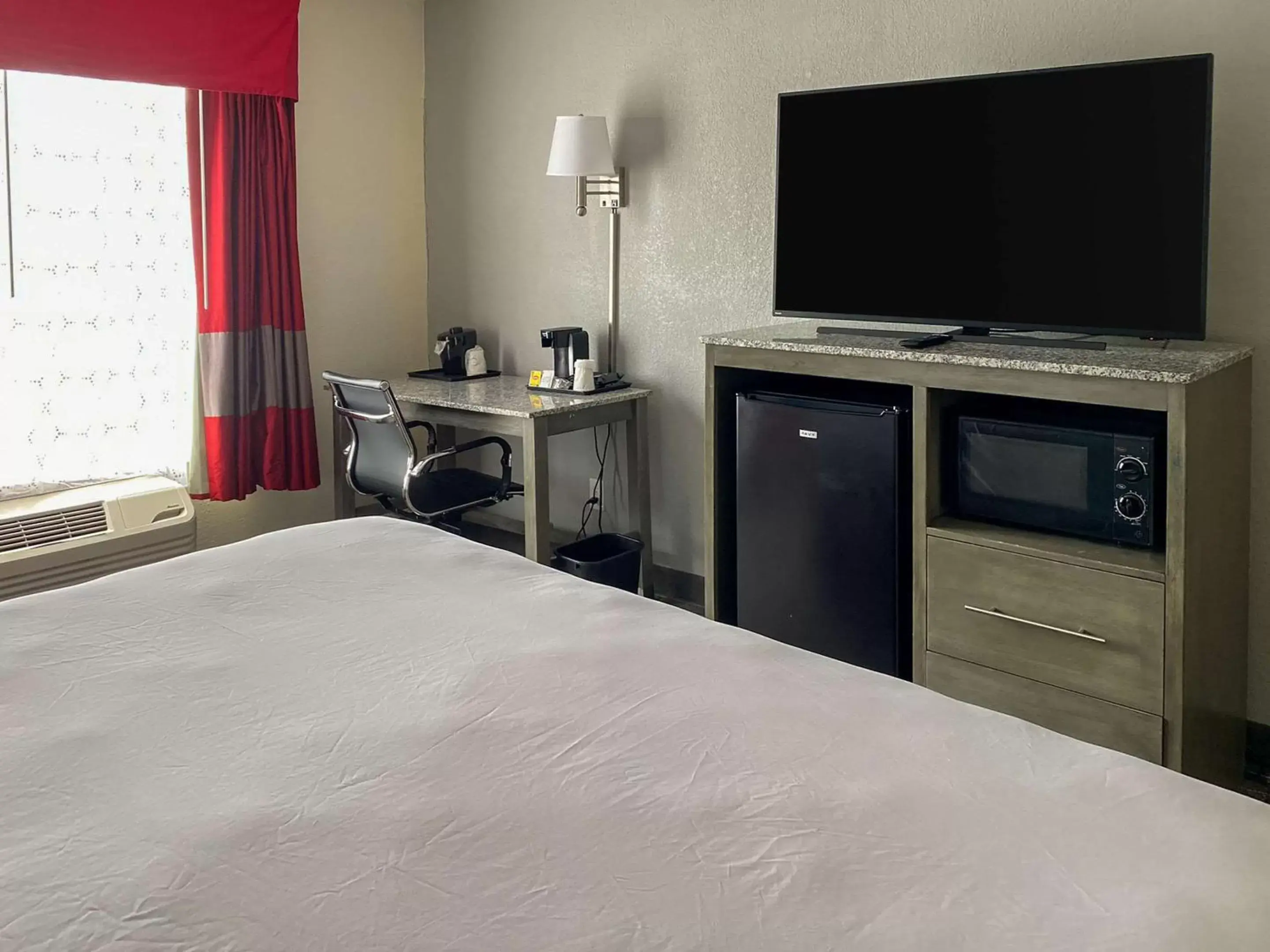 Superior King Room - Accessible/Non-Smoking in Clarion Pointe - Greensboro Coliseum Area Superior King Room - Accessible/Non-Smoking in Clarion Pointe - Greensboro Coliseum Area