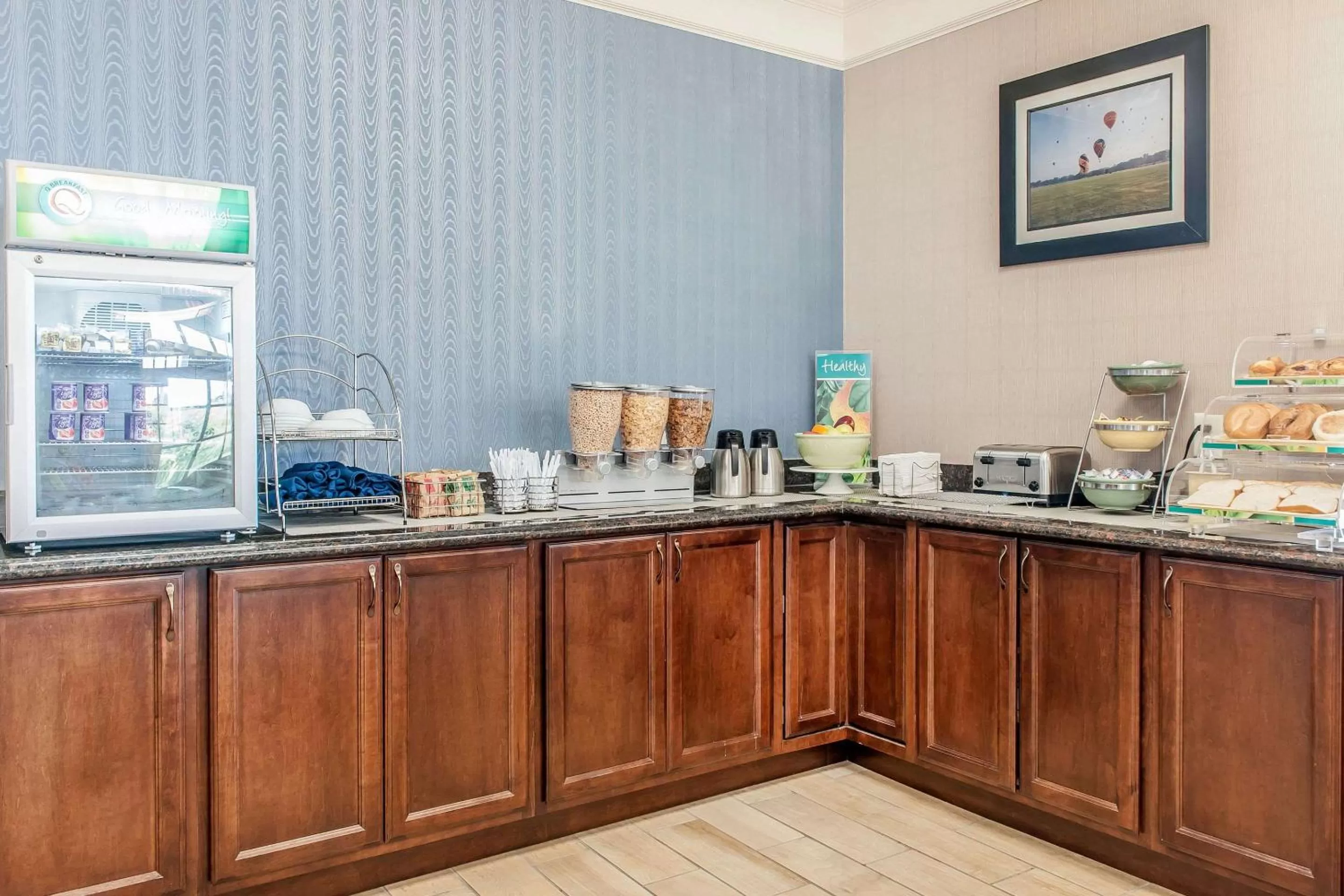 Restaurant/places to eat in Quality Inn