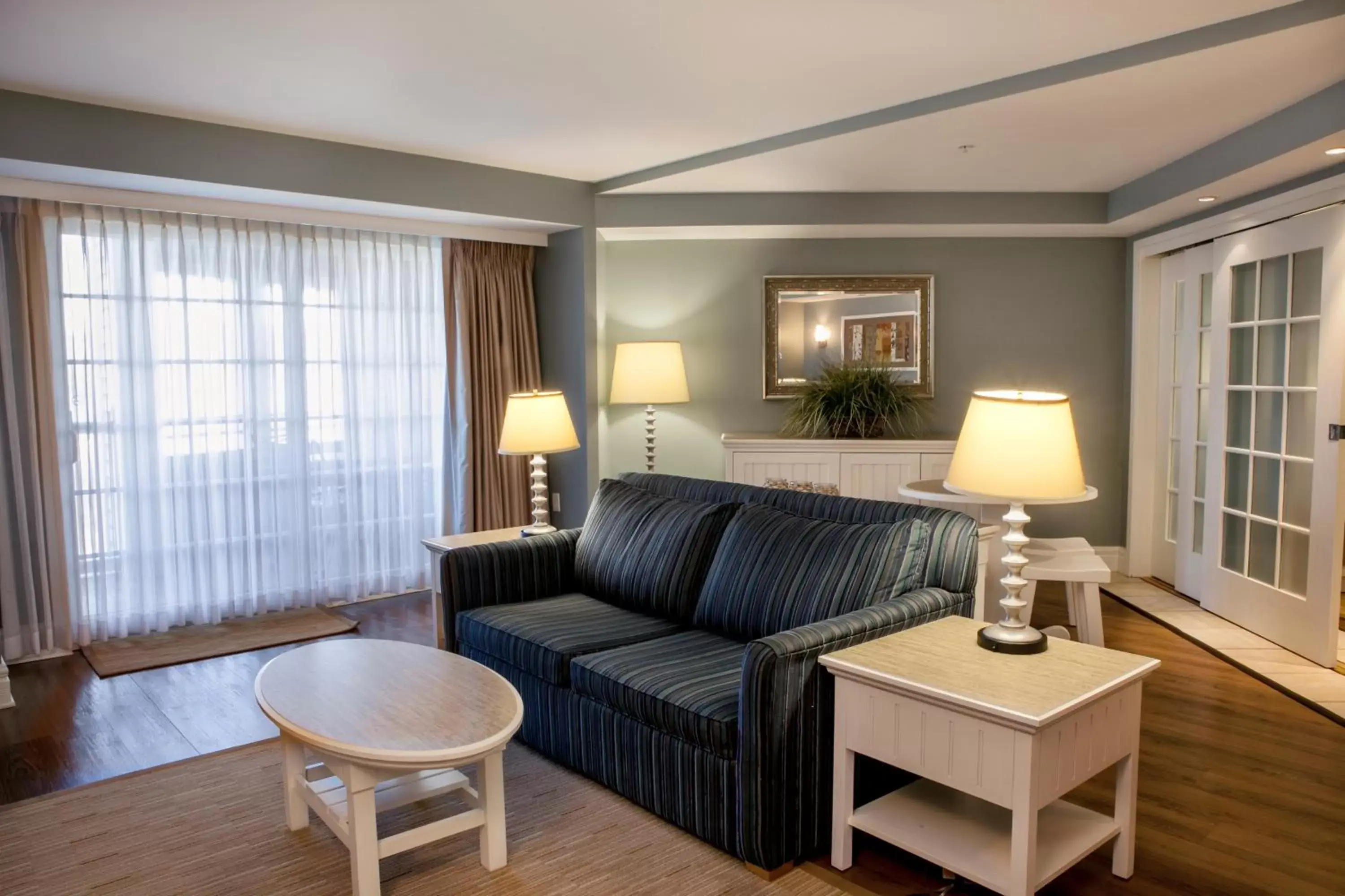 Living room, Seating Area in Watkins Glen Harbor Hotel