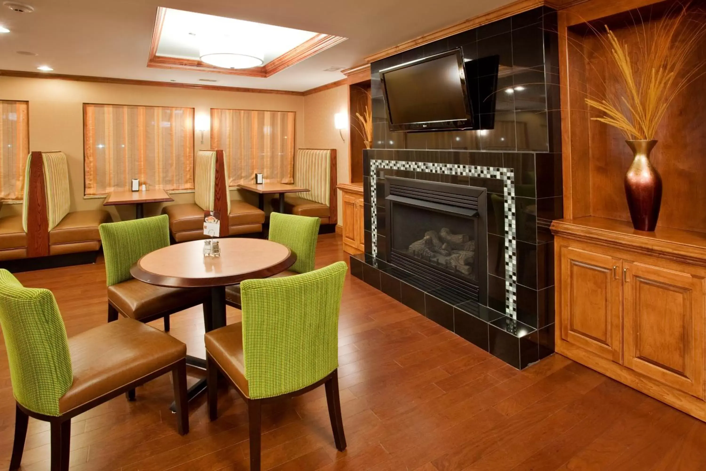 Breakfast, Lounge/Bar in Holiday Inn Express Hotel & Suites Fredericksburg, an IHG Hotel