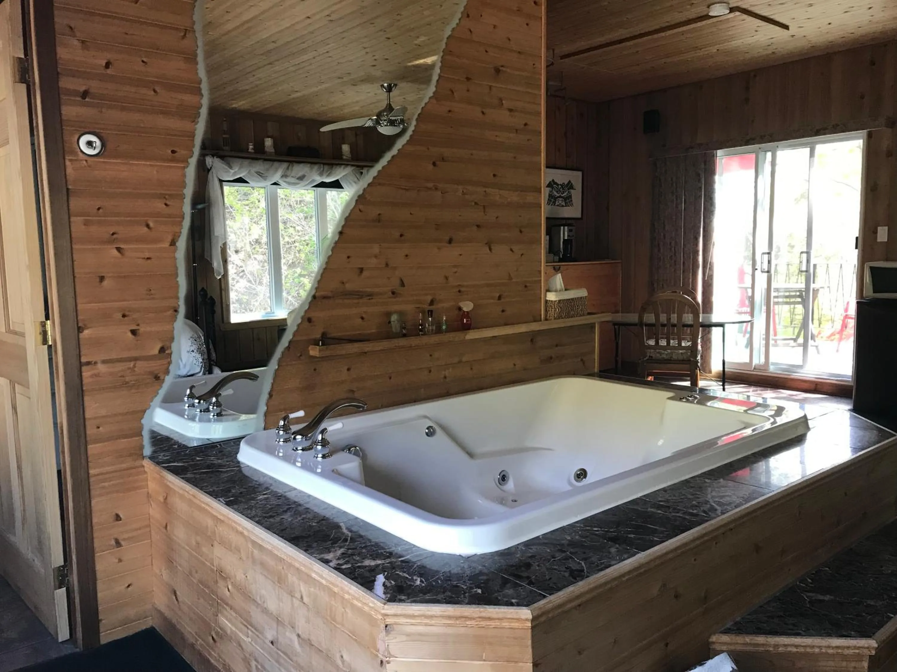 Bath in Auberge du Sault-à-la-Puce