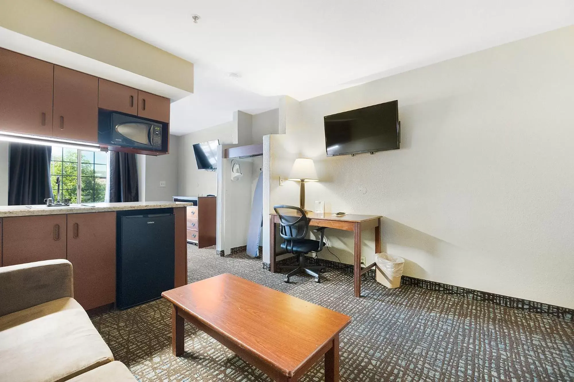 TV and multimedia, TV/Entertainment Center in SureStay Plus Hotel by Best Western Rocklin
