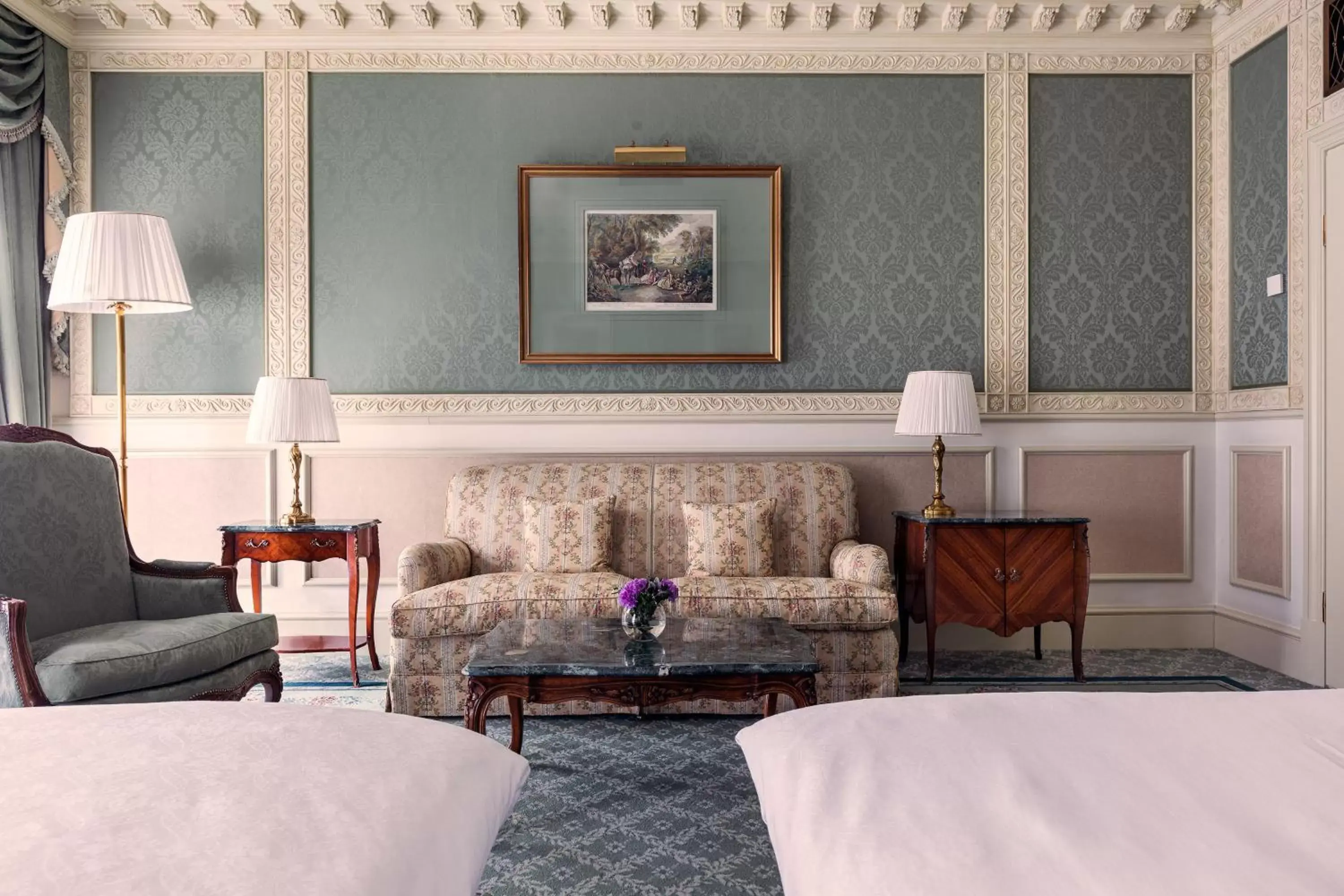 Photo of the whole room, Seating Area in Grand Hotel Wien