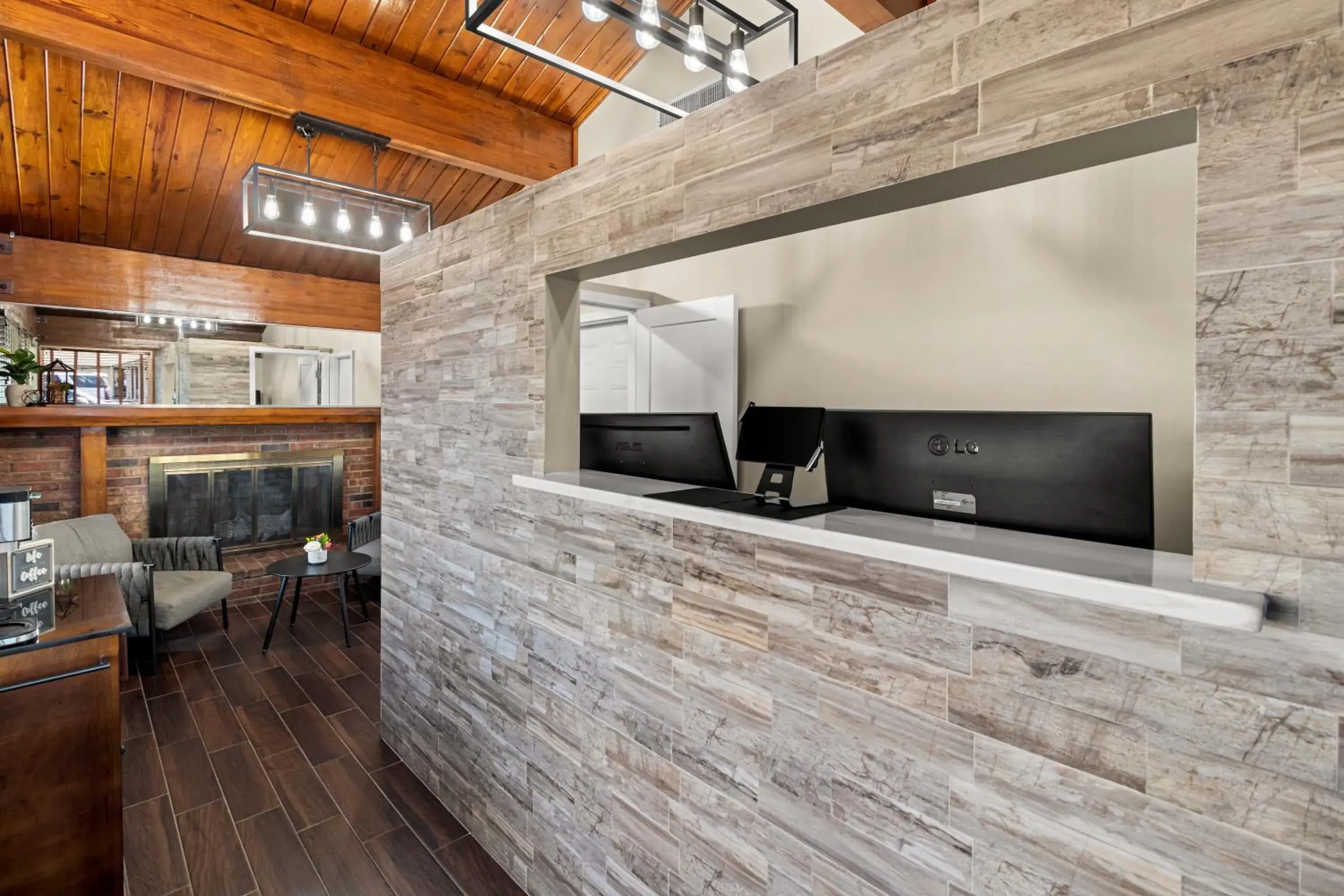 Lobby or reception, Kitchen/Kitchenette in Rodeway Inn