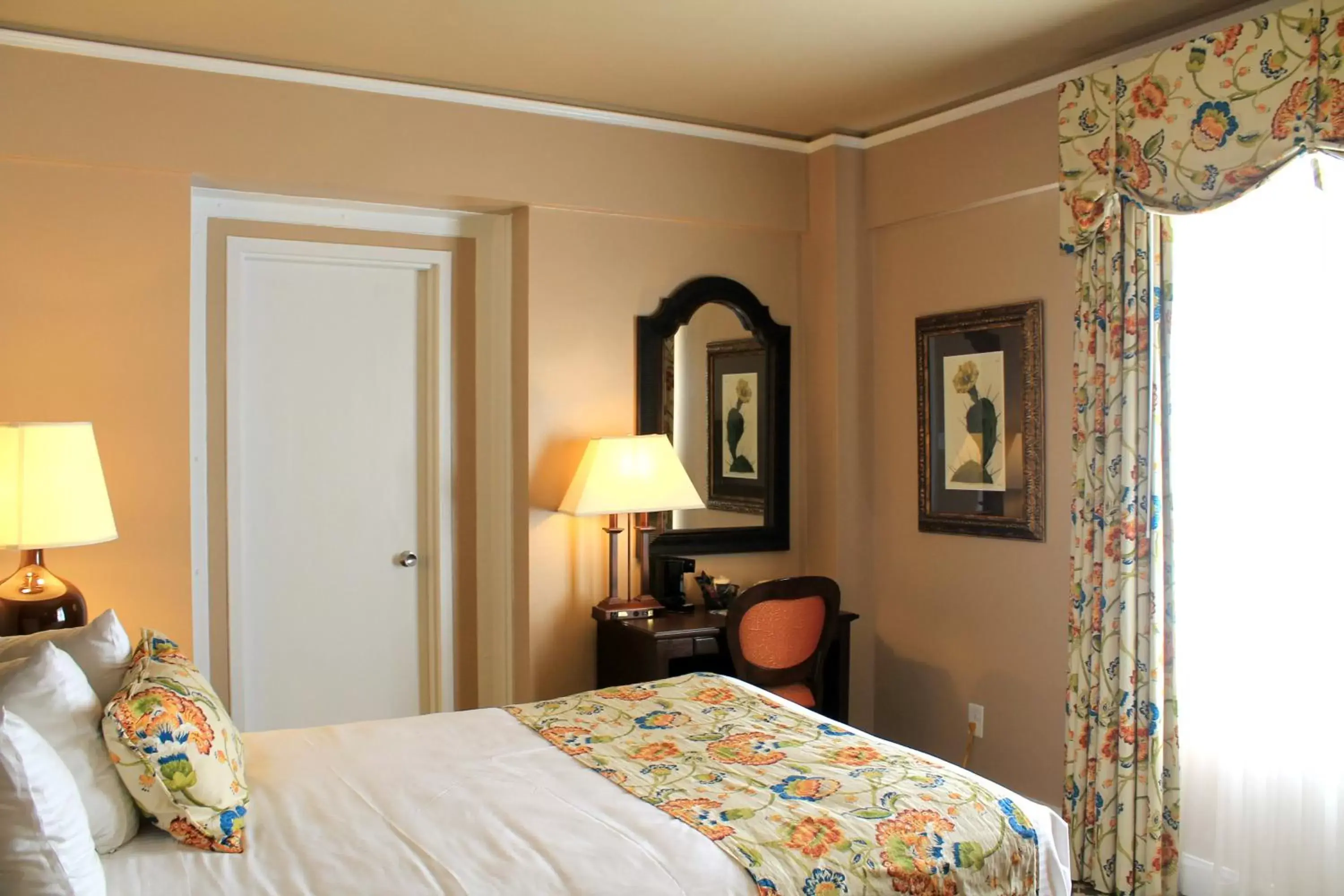 Bedroom, Bed in Menger Hotel