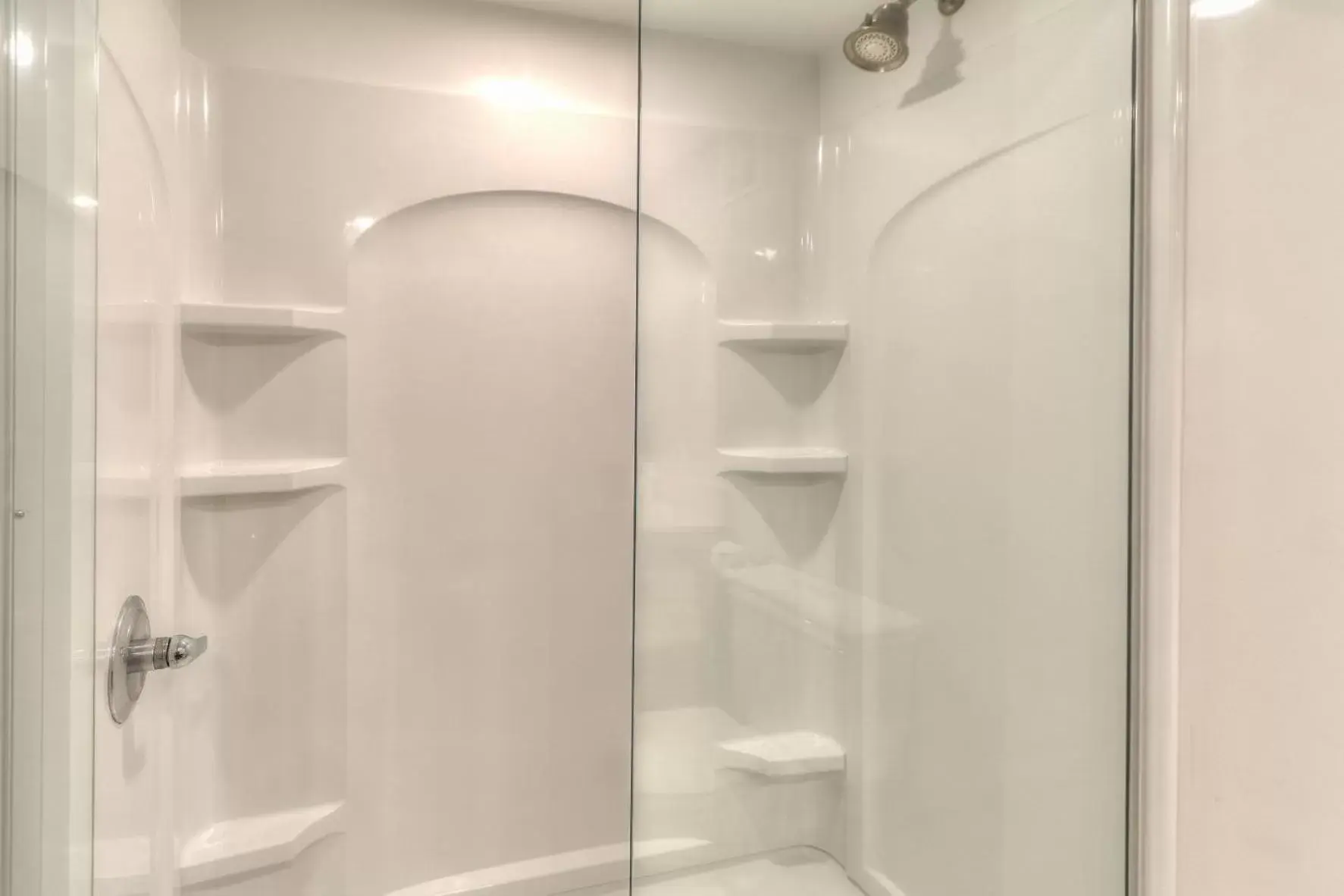 Shower, Bathroom in The Ramsey Hotel and Convention Center