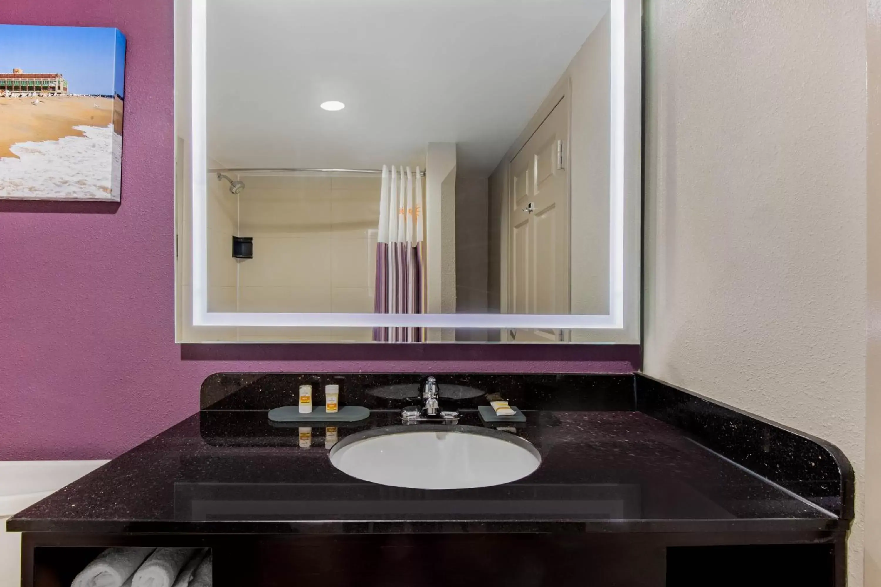 Bathroom in La Quinta Inn by Wyndham West Long Branch