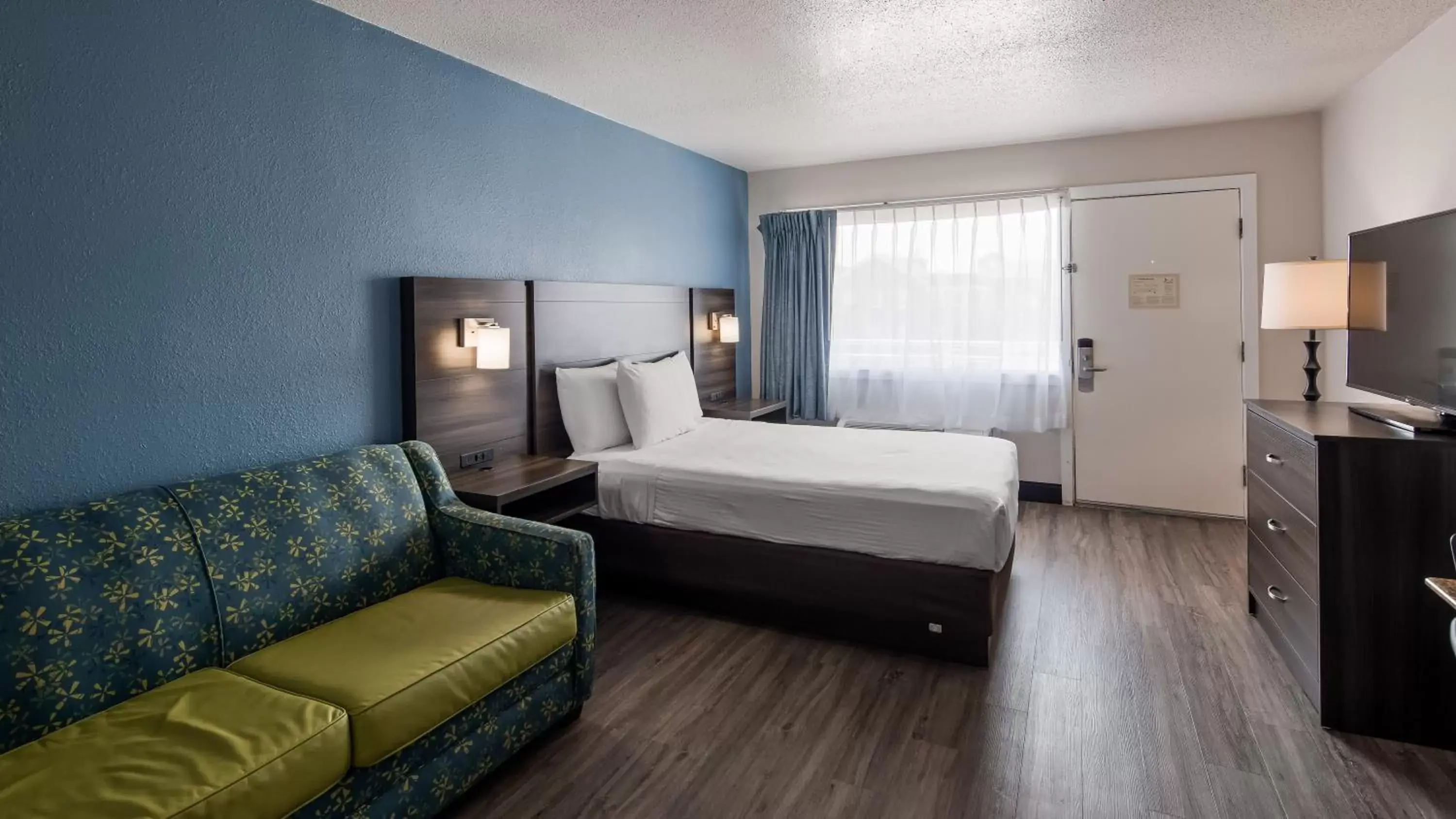 Bedroom in SureStay Hotel by Best Western Virginia Beach Royal Clipper