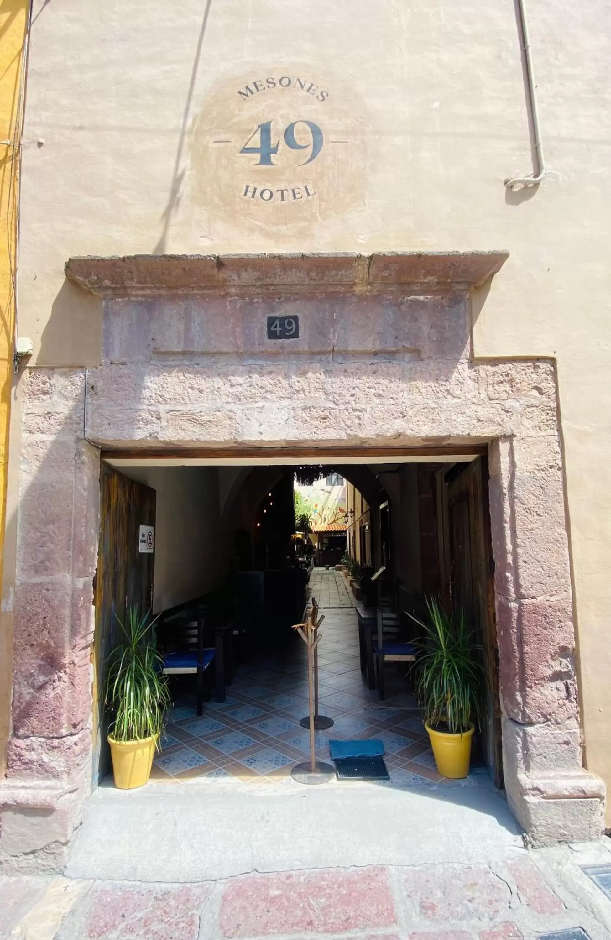 Facade/entrance in Hotel Mesones 49