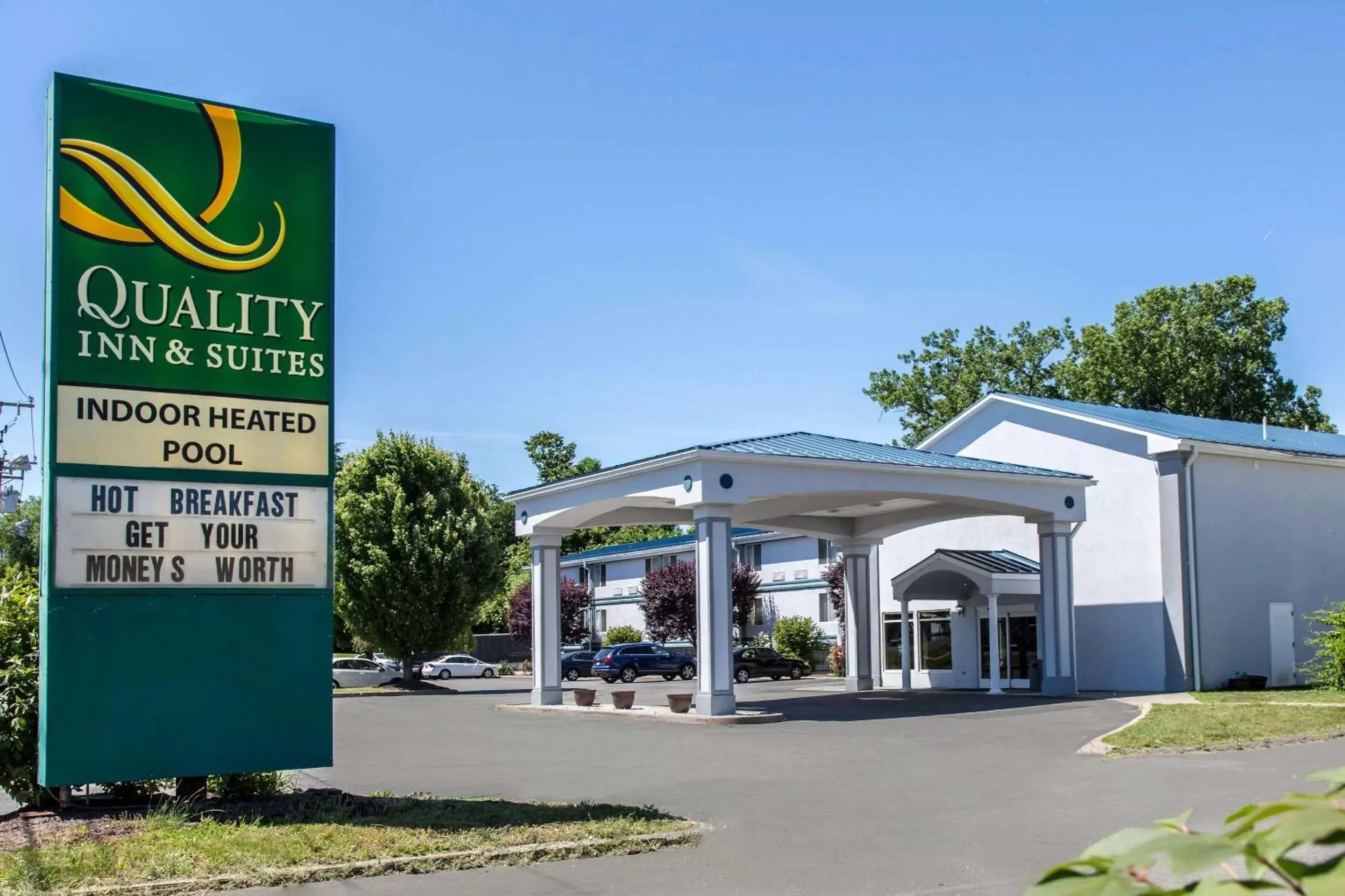 Property building in Quality Inn & Suites Danbury near University Property building in Quality Inn & Suites Danbury near University