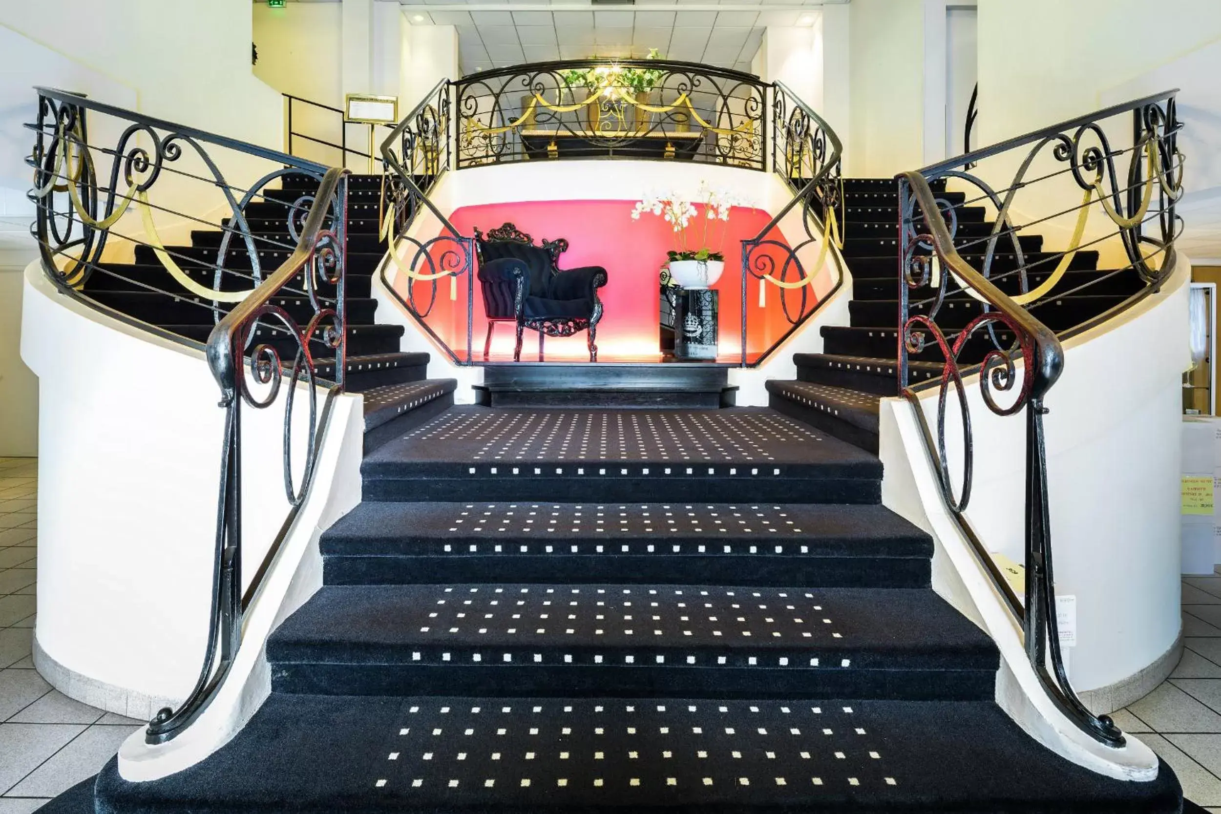 Lobby or reception in Mercure Lourdes Impérial